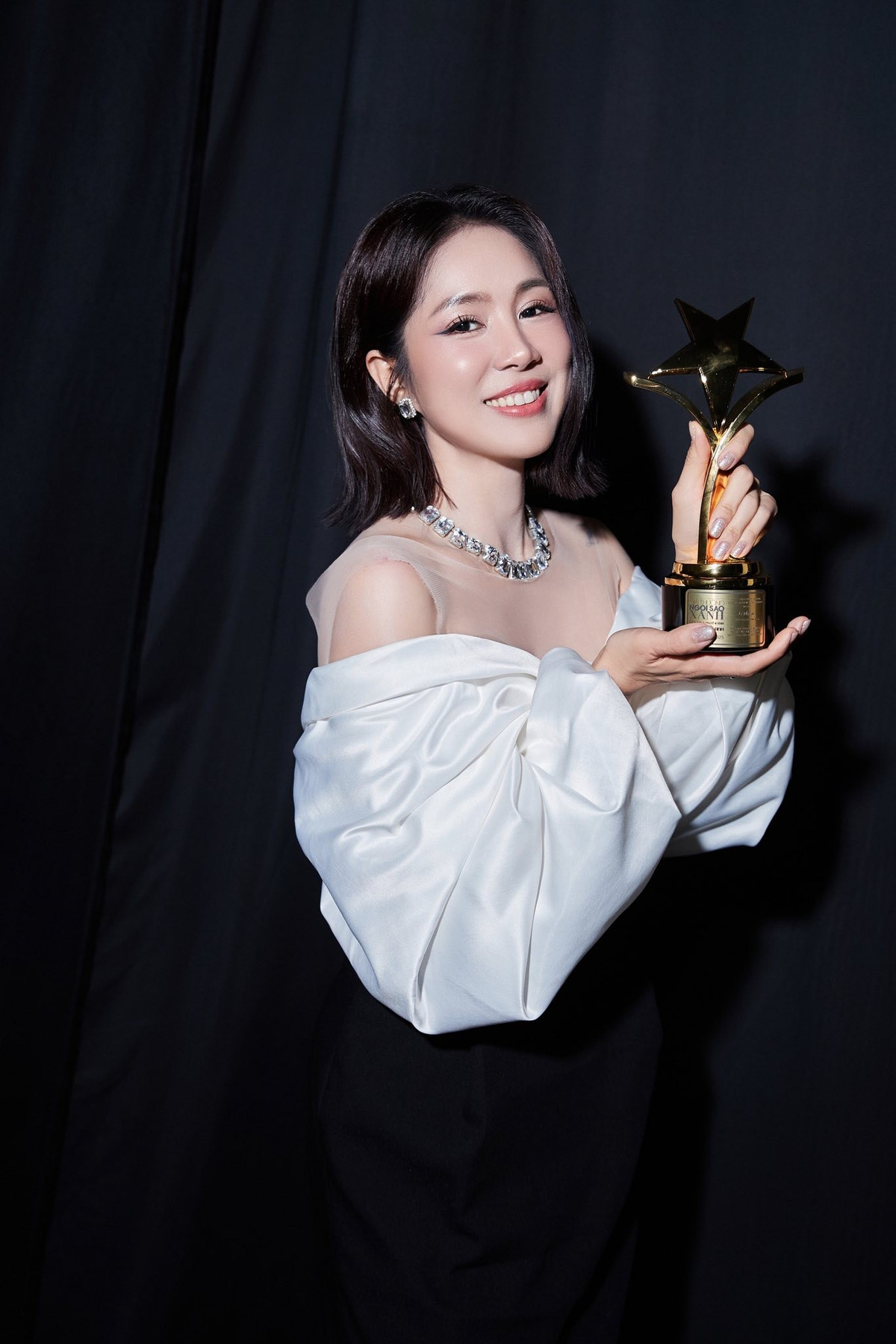 Diễn viên Lê Phương mặc gợi cảm tham dự lễ trao giải Ngôi sao Xanh 2025. Ảnh: FB Lê Phương