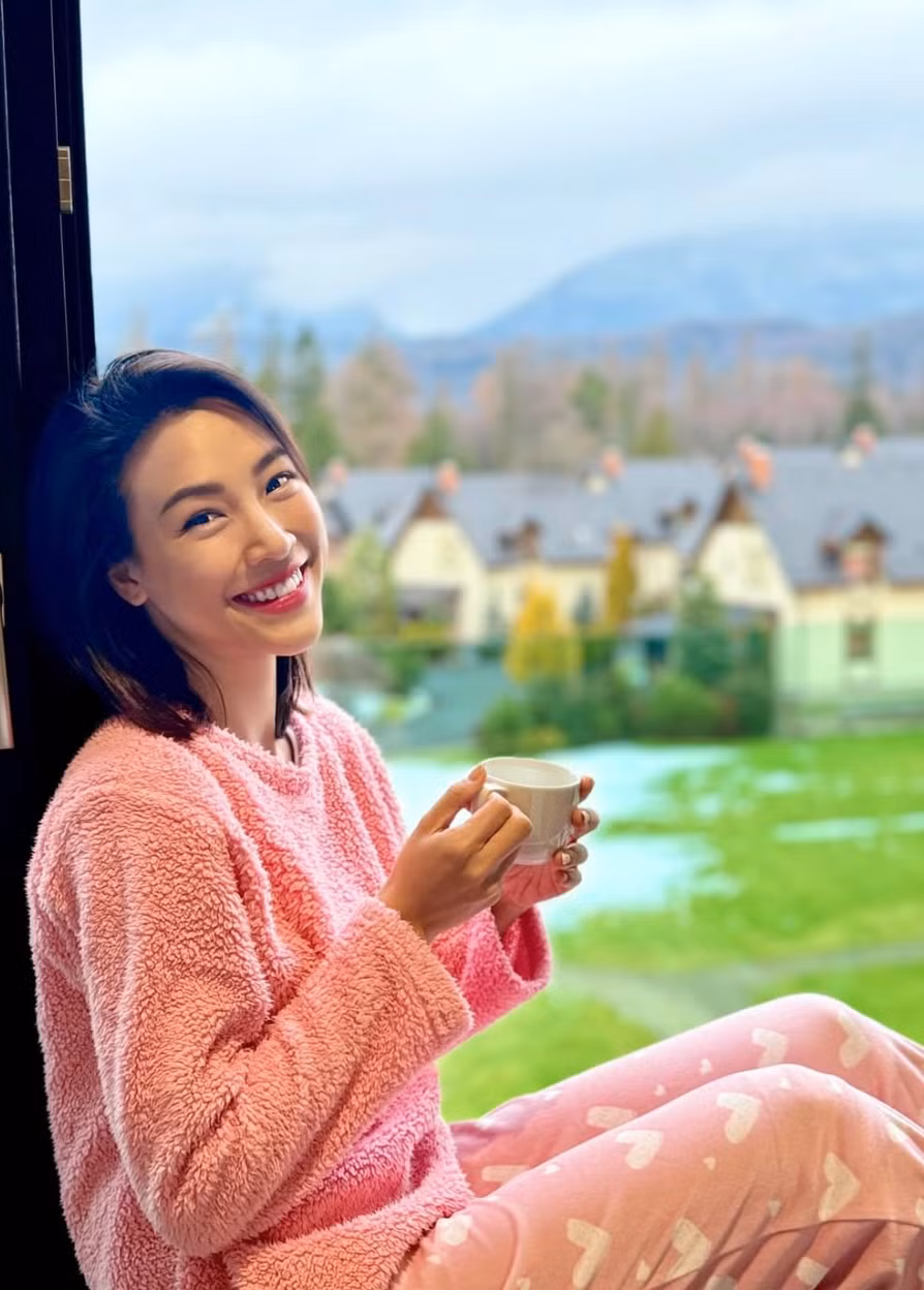 Ở tuổi ngoài 35, Hoàng Oanh được nhận xét sở hữu nhan sắc mặn mà, đằm thắm.