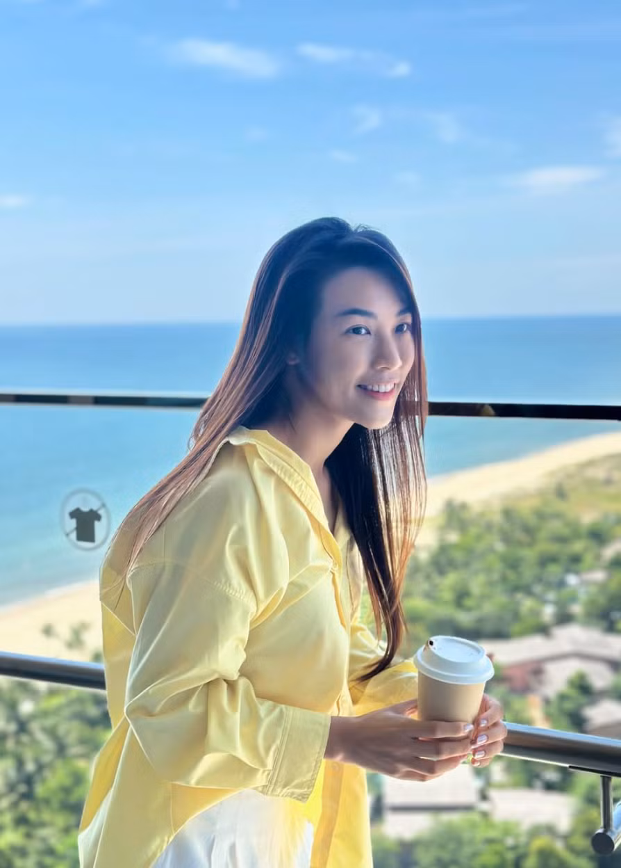 Ở thời điểm hiện tại, Hoàng Oanh cho biết, cô cảm thấy hài lòng với cuộc sống của mình. Công việc tiếp tục phát triển, còn con trai ngày càng trưởng thành và ngoan ngoãn.