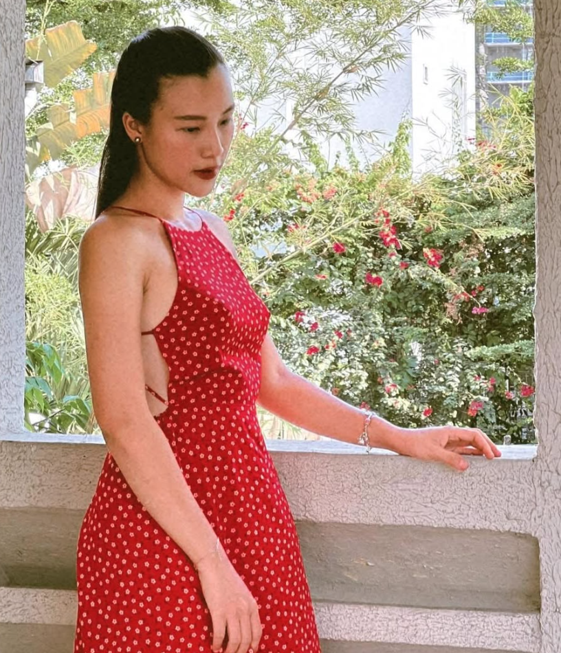 Cô ngày càng tự tin thử sức với những thiết kế táo bạo, tôn lên đường cong quyến rũ.