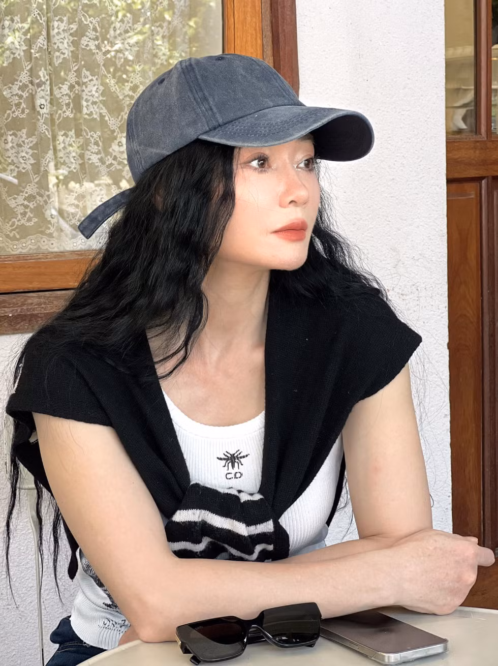 Với chiều cao 1,67m lý tưởng cùng làn da trắng sáng đều màu, cô tự tin cân mọi phong cách từ thanh lịch, sang trọng đến gợi cảm, quyến rũ.