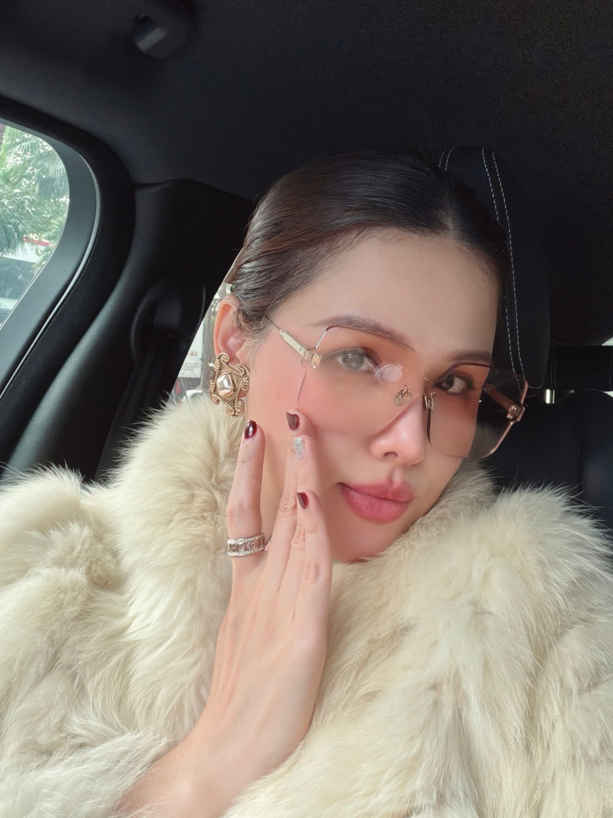 Trưởng thành, Phanh Lee nhanh chóng gây chú ý với vẻ ngoài trong trẻo, ngọt ngào và trở thành hot girl đình đám.