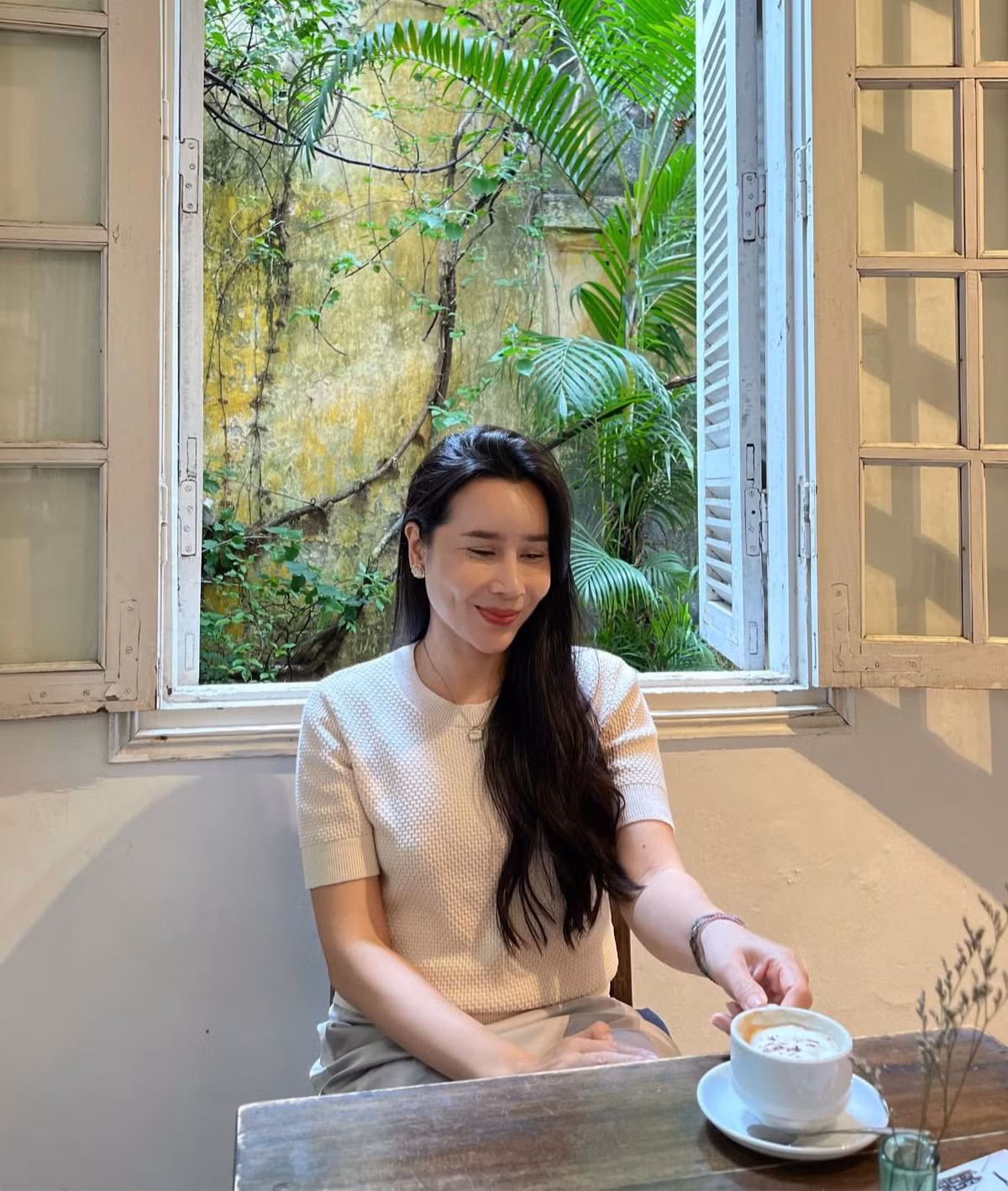 Ở độ tuổi ngoài 40, nữ ca sĩ không chỉ giữ vững mà còn thăng hạng rõ rệt về cả nhan sắc lẫn phong cách.