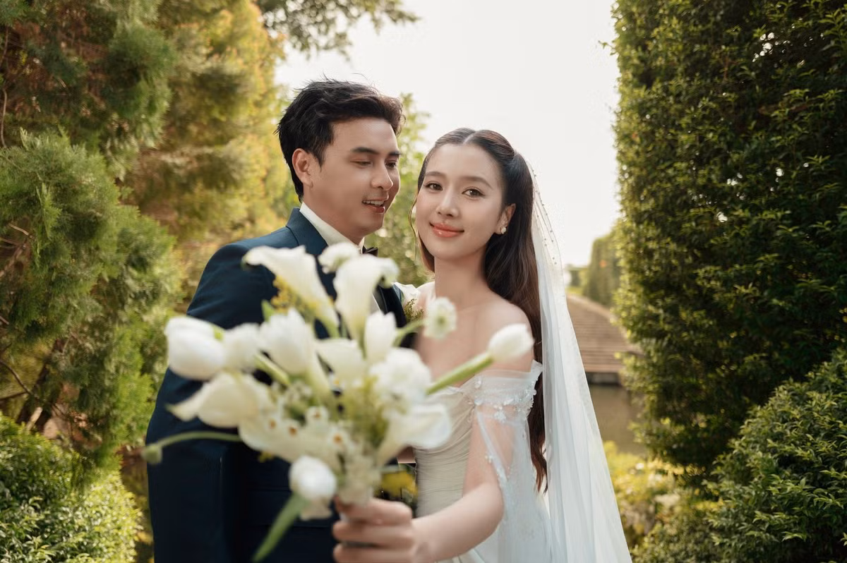 Hiện cả hai đã có một con trai hơn 8 tháng tuổi. Trong lễ cưới, bé Hin đảm nhận nhiệm vụ mang nhẫn cưới cho bố mẹ, tạo nên khoảnh khắc đặc biệt và xúc động.