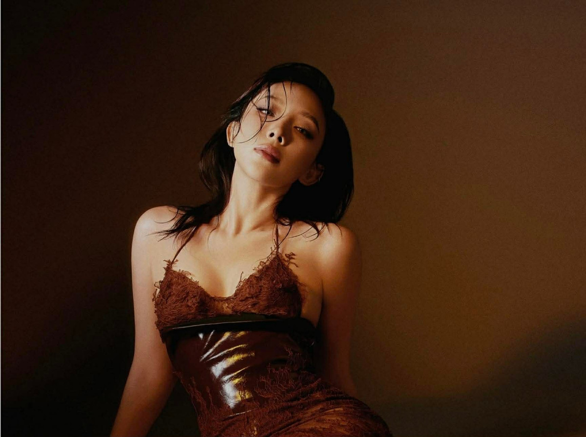 Chi tiết cổ khoét ngực sâu làm tôn vòng 1 của nữ ca sĩ.