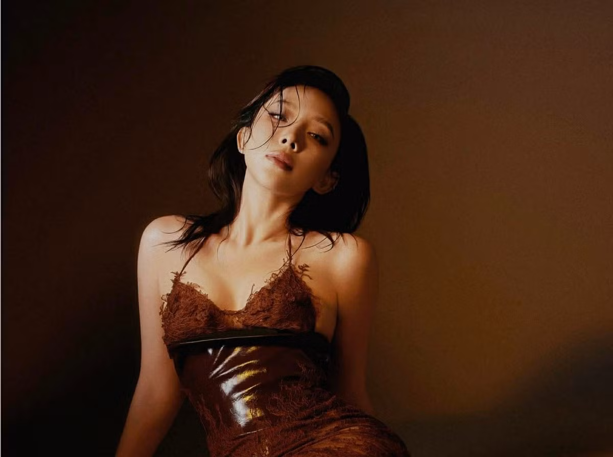 Chi tiết cổ khoét ngực sâu làm tôn vòng 1 của nữ ca sĩ.