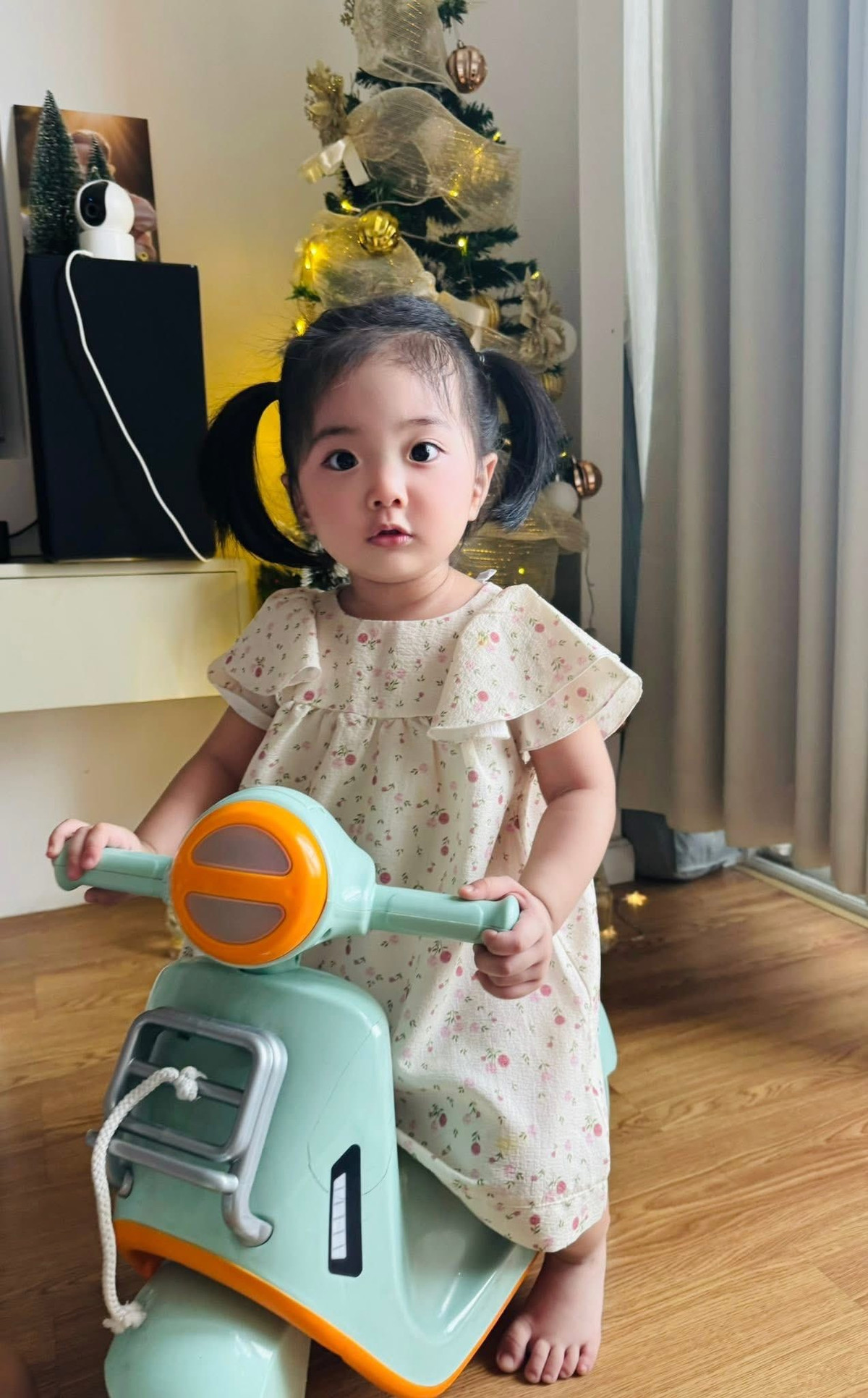 Con gái Khánh Thi - Phan Hiển biểu cảm đáng yêu khi ngồi trên "siêu xe". Ảnh: FB Nguyễn Đoàn Phan Hiển