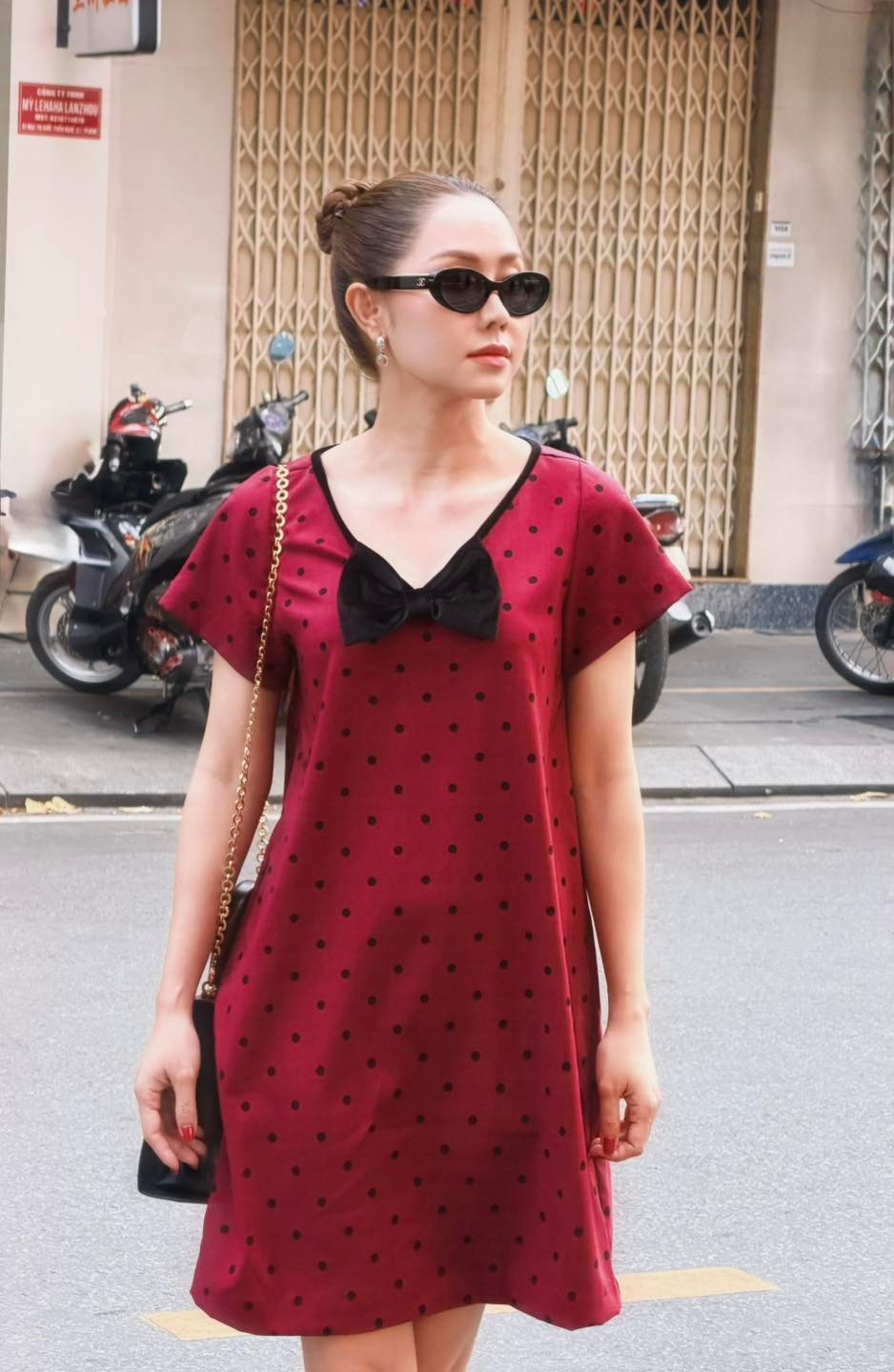 Diễn viên Tường Vi diện váy đỏ dạo phố. Ảnh: FB Tường Vi