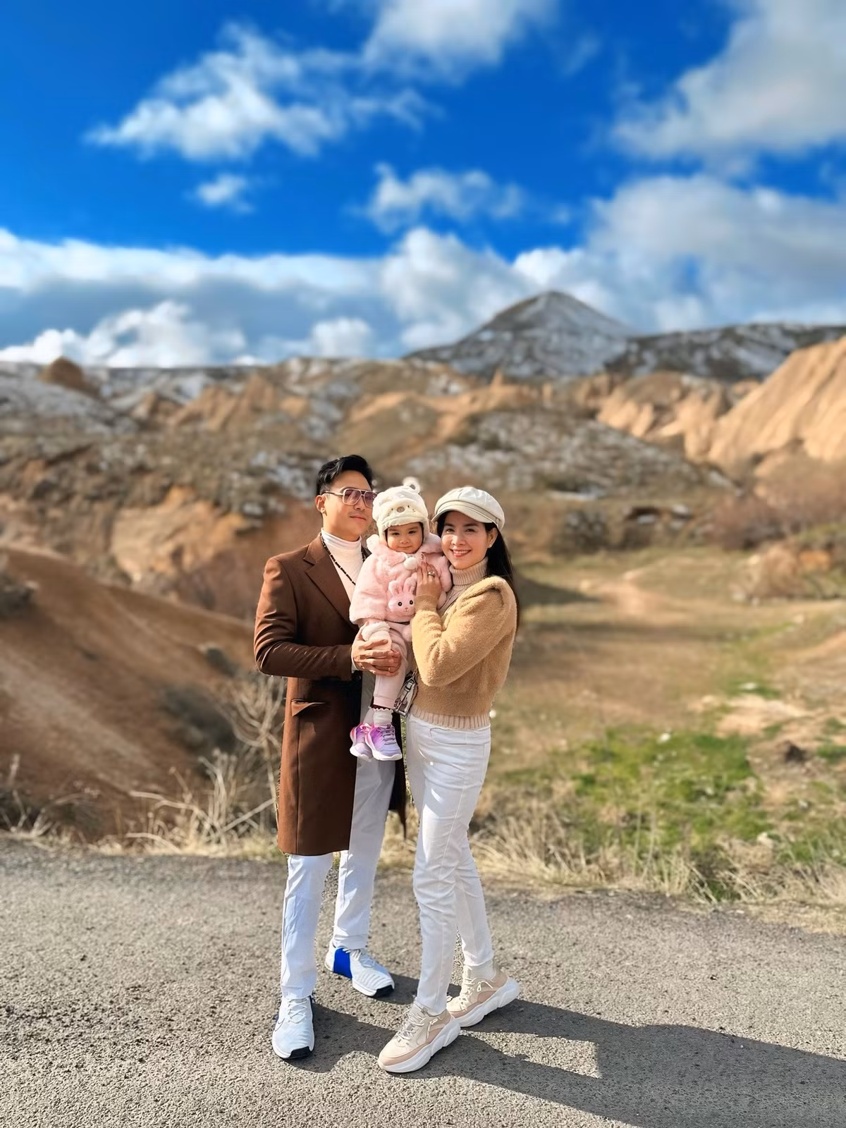 Sau khoảng thời gian bận rộn với công việc dịp Tết, nữ diễn viên cho biết cả gia đình muốn dành những ngày đầu năm để nghỉ ngơi và tận hưởng không khí mới mẻ ở xứ sở hai châu lục.