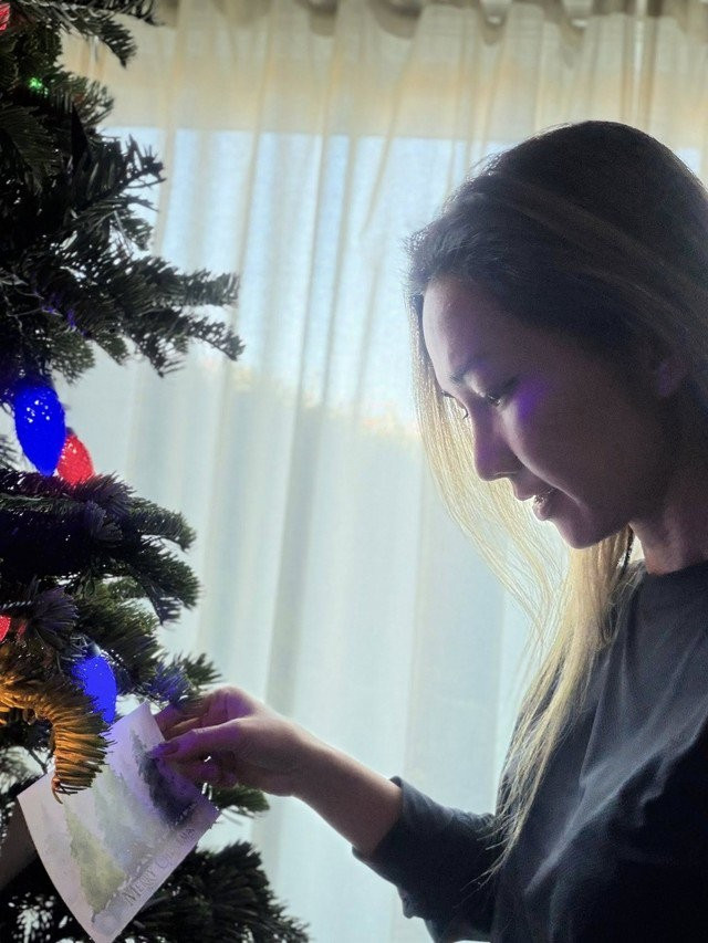 Dù lịch trình dày đặc, cô vẫn dành thời gian cho bản thân bằng việc tắm nắng, tập yoga và đến phòng gym để duy trì sức khỏe lẫn vóc dáng.