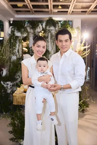 Tin tức sao Việt 30/1: Vợ chồng Phương Trinh Jolie tổ chức sinh nhật 1 tuổi cho con trai út Loka. Ảnh: FB Phương Trinh Jolie