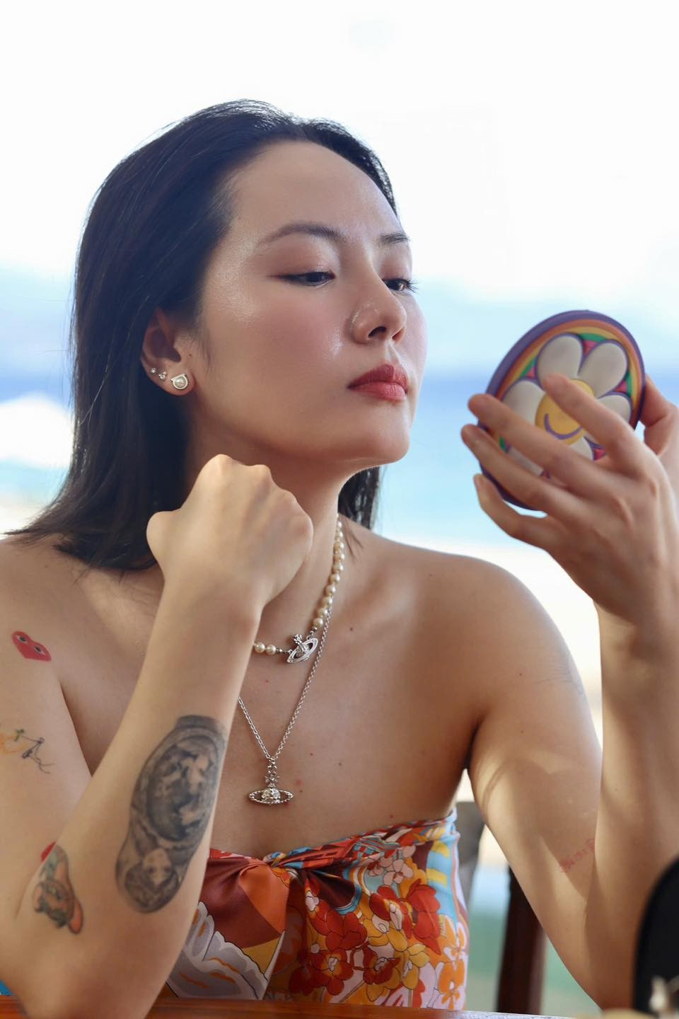 Nữ ca sĩ rất tự tin khi "khoe" gia tài những hình xăm trên cánh tay trong những lần diện trang phục gợi cảm. Ảnh: FB Tran Phuong Linh