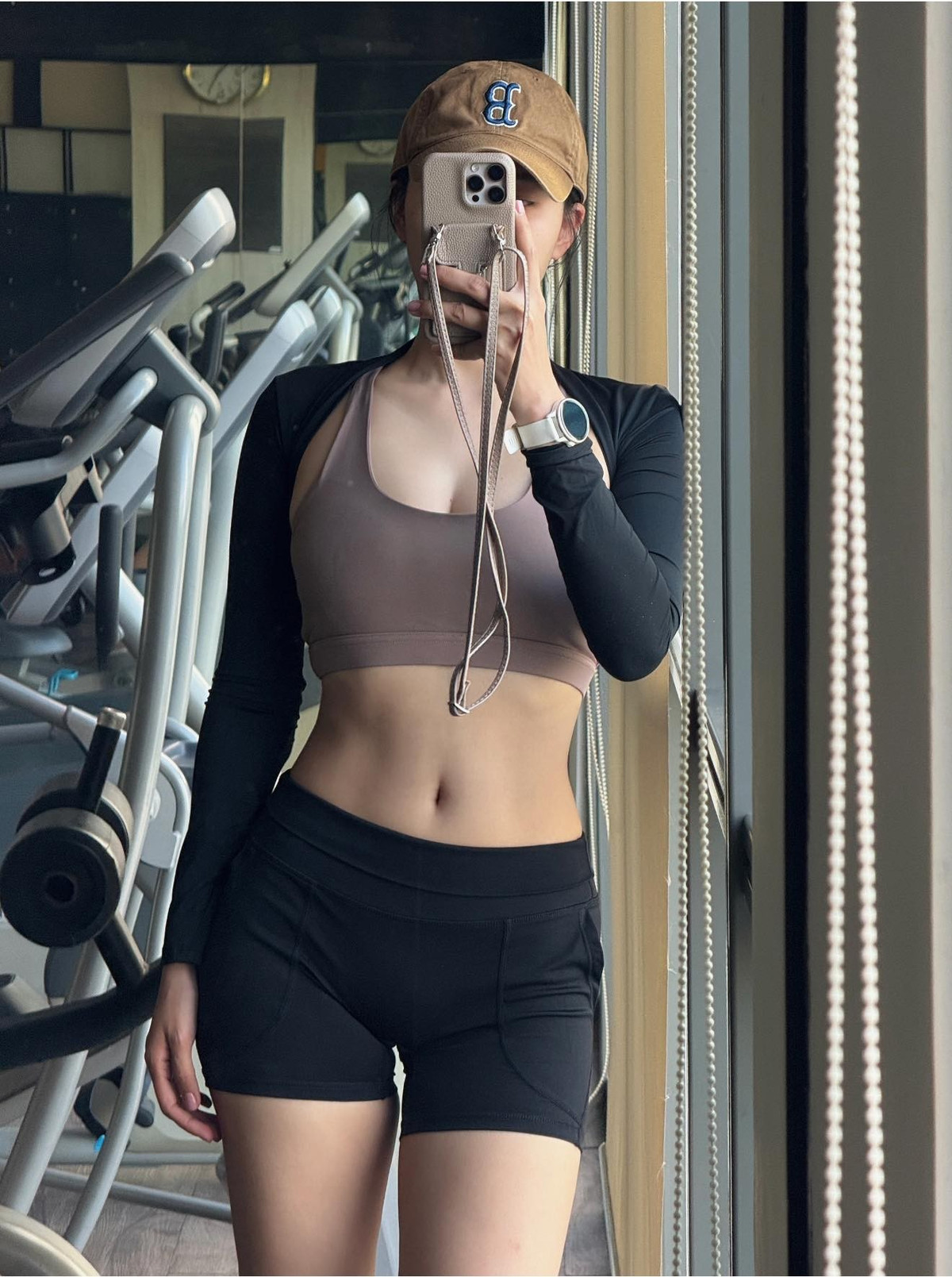 Điểm khiến Minh Trang được chú ý không chỉ nằm ở diễn xuất mà còn ở nhan sắc hài hòa, các đường nét thanh tú. Chính điều này giúp cô thường xuyên được so sánh với nhiều mỹ nhân châu Á, đặc biệt là Lưu Diệc Phi hay Baifern Pimchanok.