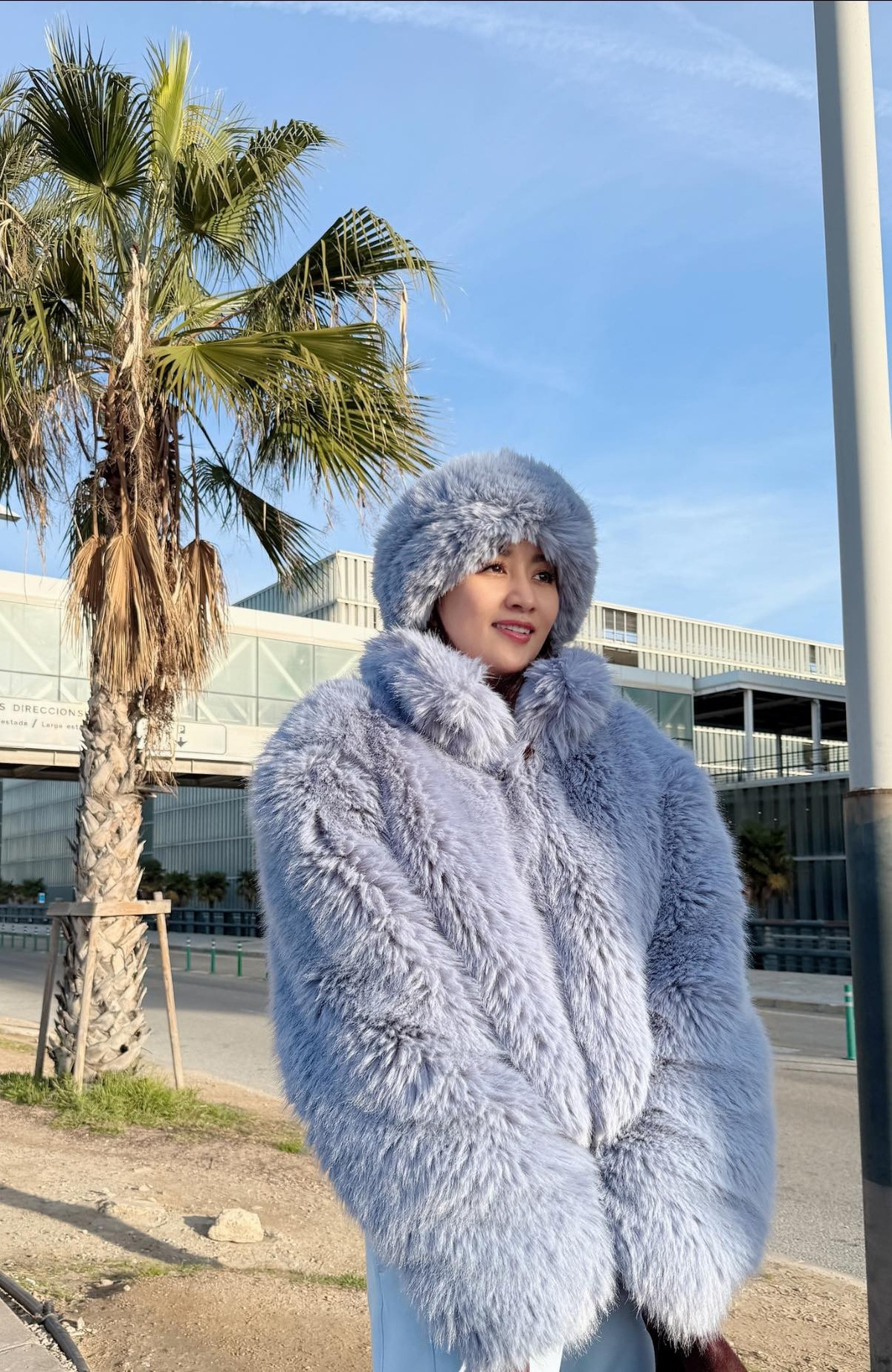 Khánh Thi có dịp trải nghiệm cái lạnh mùa đông ở Barcelona, Tây Ban Nha khi sang đây công tác. Ảnh: FB Nguyen Khanh Thi