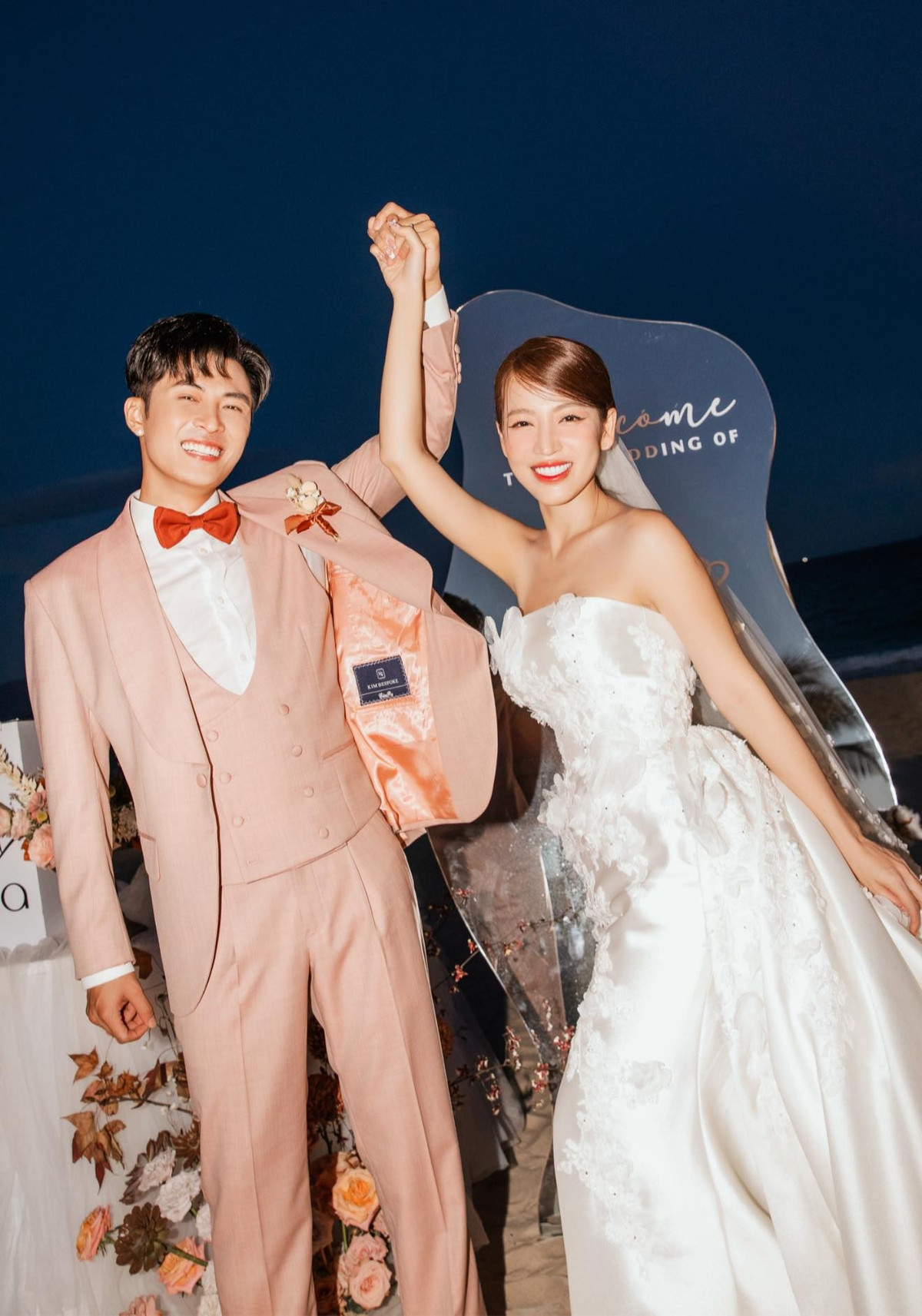 Gin lịch lãm trong bộ vest hồng, còn Puka gây thương nhớ với chiếc váy cưới cúp ngực, khoe vẻ đẹp ngọt ngào và rạng rỡ.