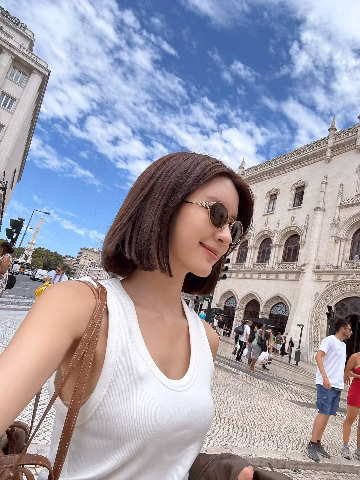 Cô lựa chọn trang phục năng động, phù hợp với lứa tuổi và khung cảnh châu Âu hiện đại, từ váy ngắn năng động đến quần jeans, áo phông thoải mái.