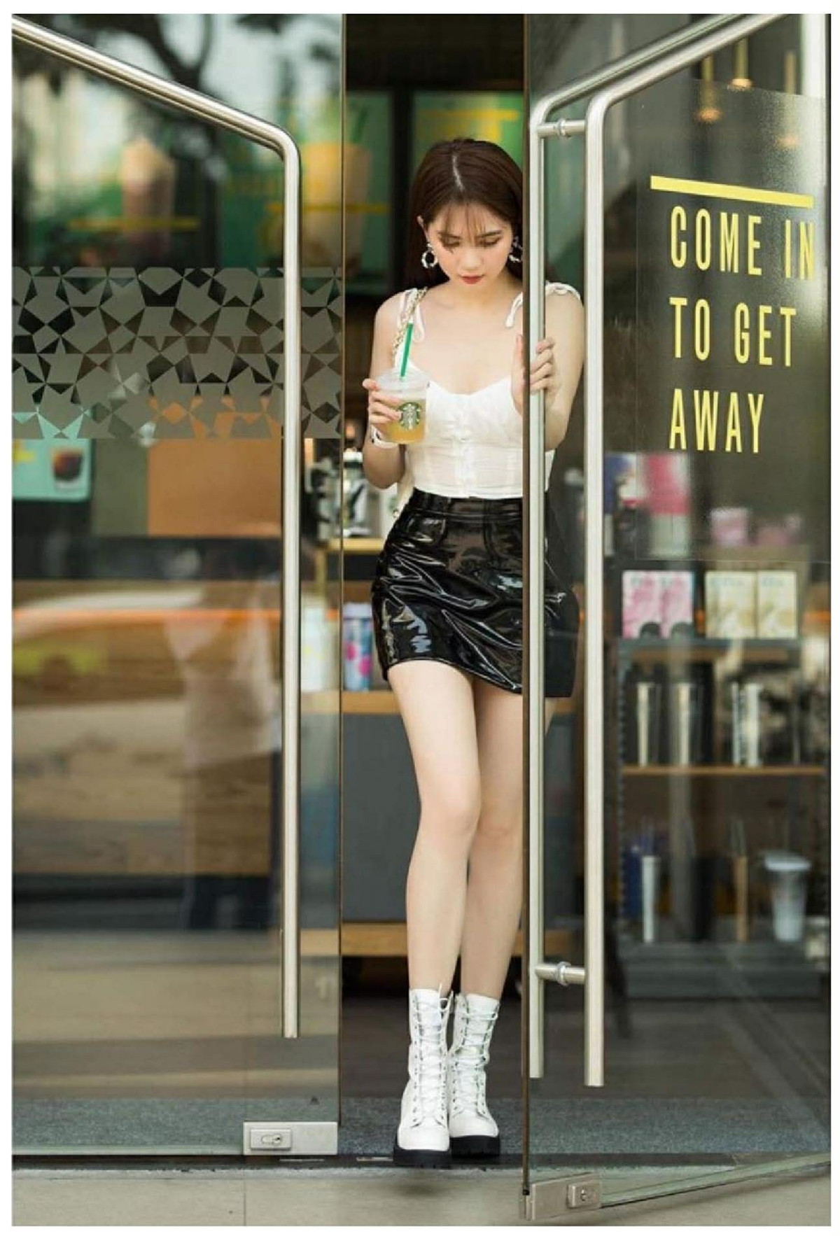 Cách đây khoảng 10 năm, khi khái niệm street style sân bay của sao Việt còn chưa phổ biến, người đẹp Trà Vinh đã sớm biến mỗi lần xuất hiện nơi công cộng thành một buổi chụp hình thời trang đúng nghĩa.