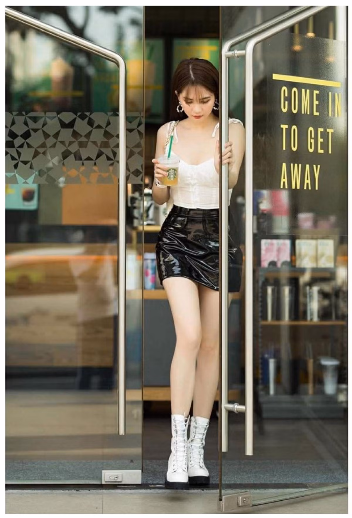 Cách đây khoảng 10 năm, khi khái niệm street style sân bay của sao Việt còn chưa phổ biến, người đẹp Trà Vinh đã sớm biến mỗi lần xuất hiện nơi công cộng thành một buổi chụp hình thời trang đúng nghĩa.