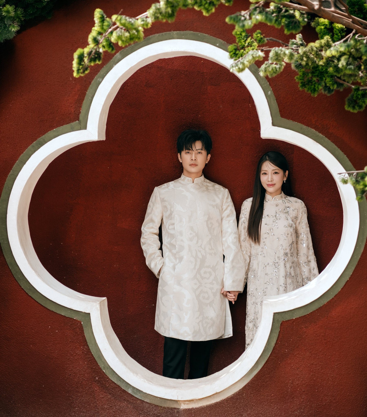 Dẫu từng thành thật chia sẻ về những nỗi lo hậu sản như tình trạng rụng tóc, nhưng xuất hiện trong loạt ảnh xuân, Puka vẫn toát lên vẻ mặn mà, rạng rỡ và tràn đầy năng lượng tích cực của một người phụ nữ đang viên mãn trong hôn nhân.