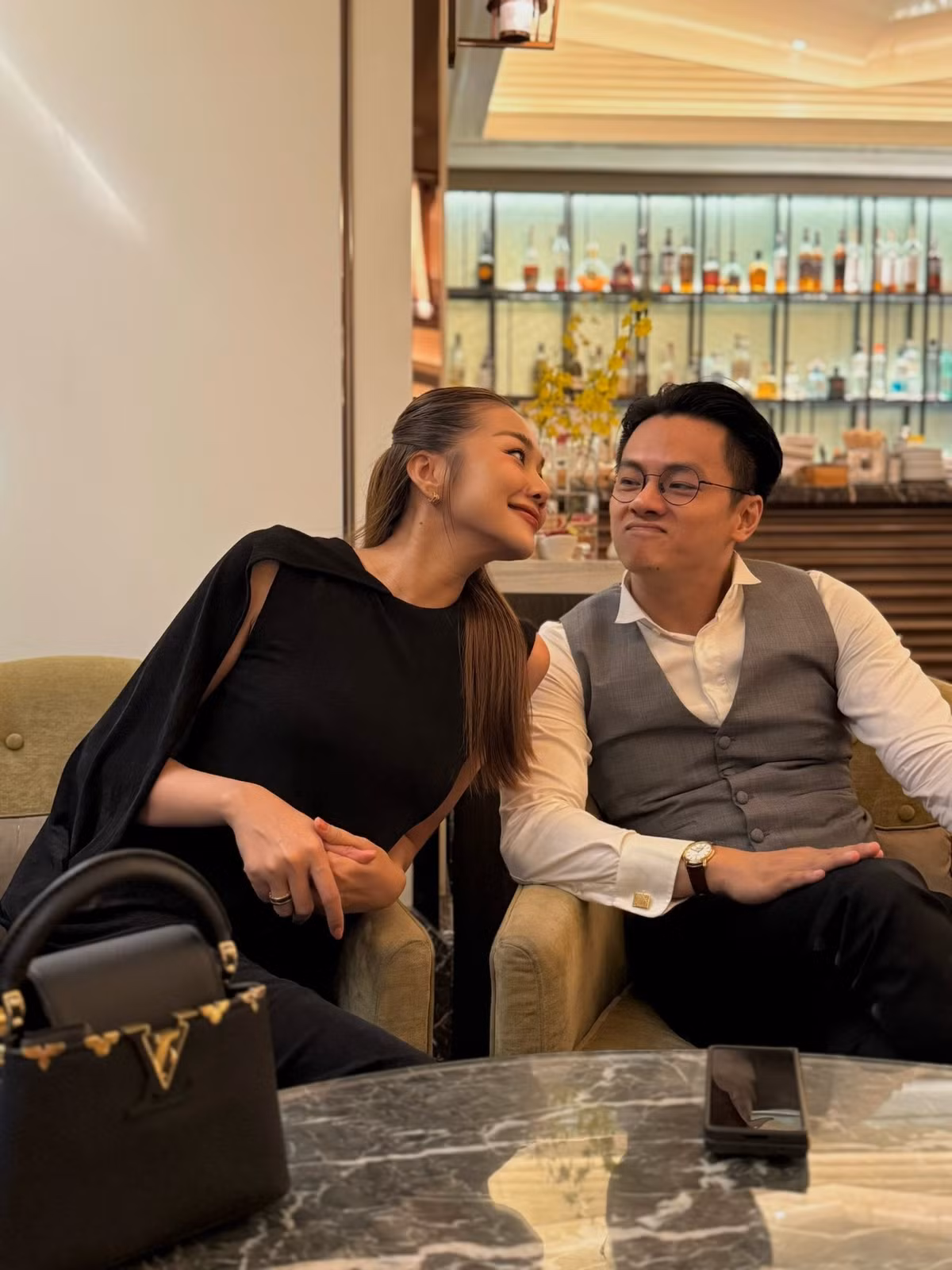 Đôi chân dài trứ danh vẫn thon gọn, vòng eo phẳng cùng bờ vai mảnh mai giúp cô “cân đẹp” mọi phong cách.