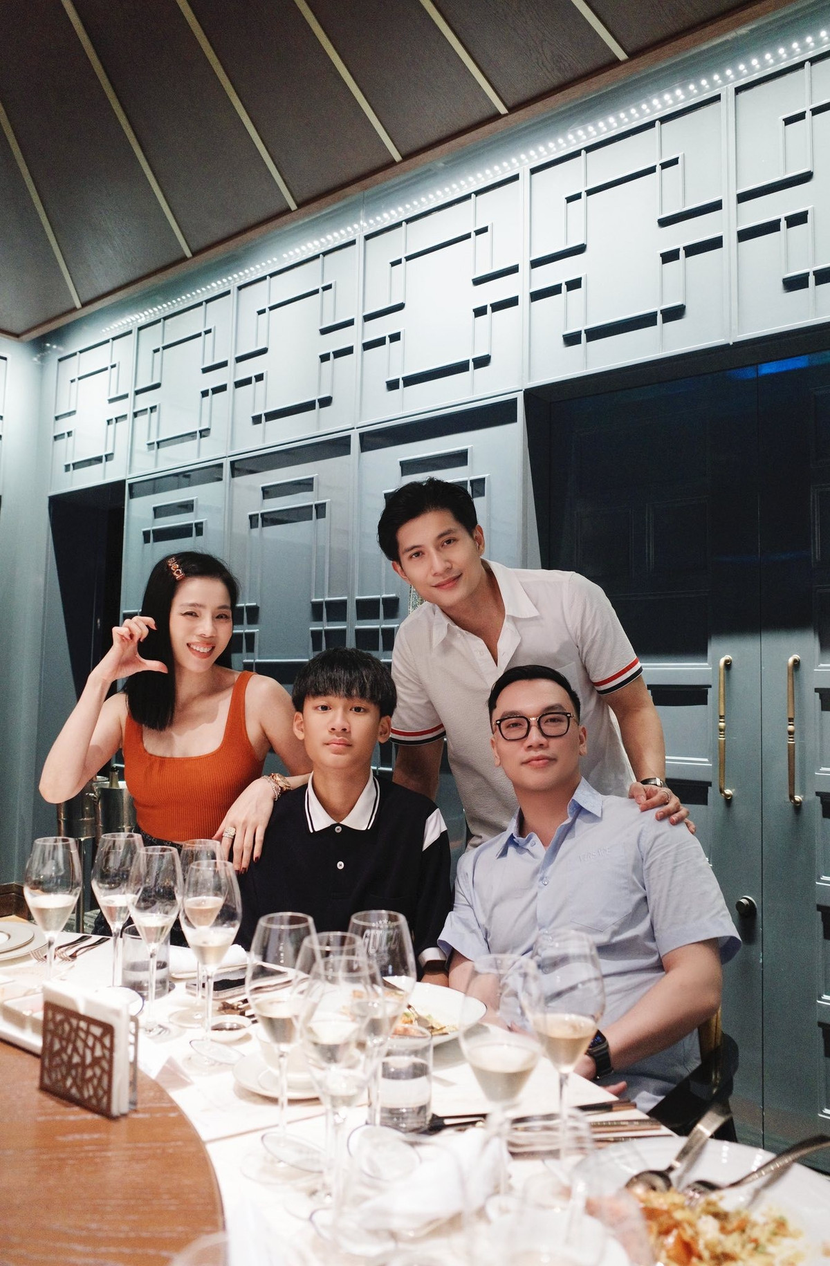 Lệ Quyên cùng Lâm Bảo Châu đưa con trai đi dự tiệc cùng bạn bè. Ảnh: FB Lệ Quyên