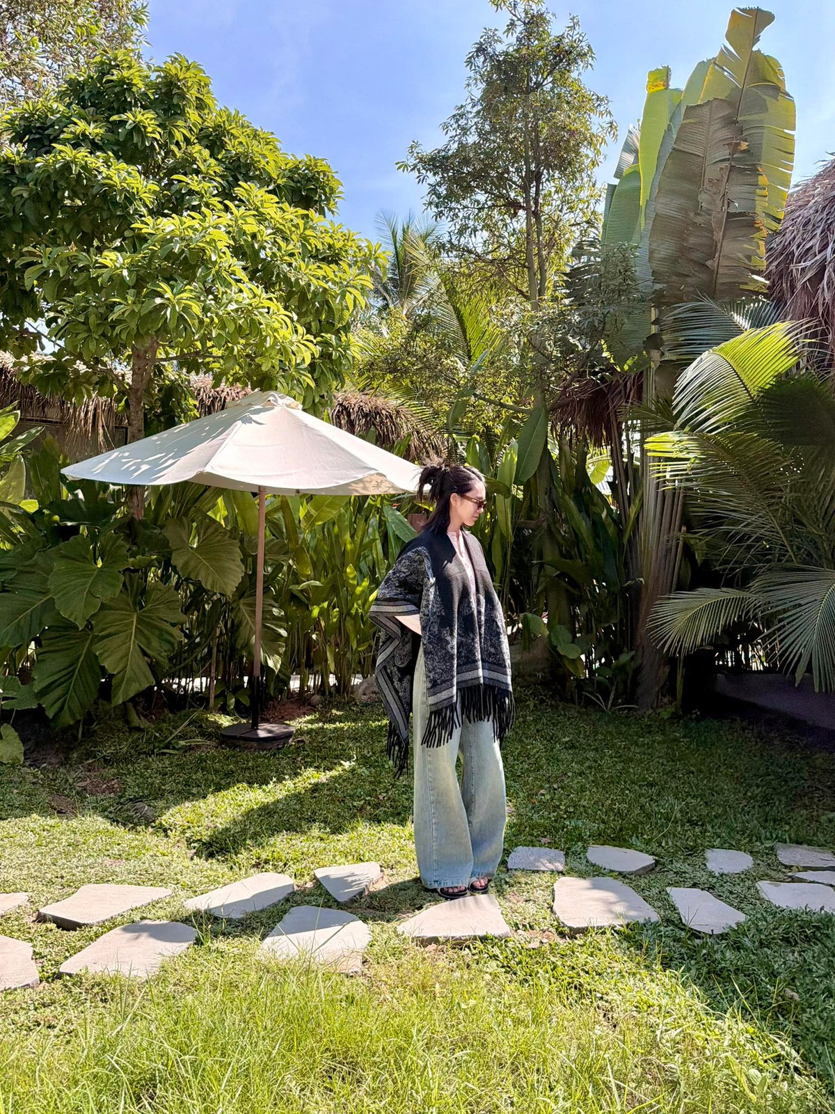 Điều khiến nhiều người bất ngờ là dù có điều kiện, Quỳnh Lương không thuê giúp việc chăm con gái nhỏ. Không phải vì thiếu người hỗ trợ mà bởi cô muốn được ở bên con 24/24, tự tay chăm sóc và chứng kiến từng bước trưởng thành của con.