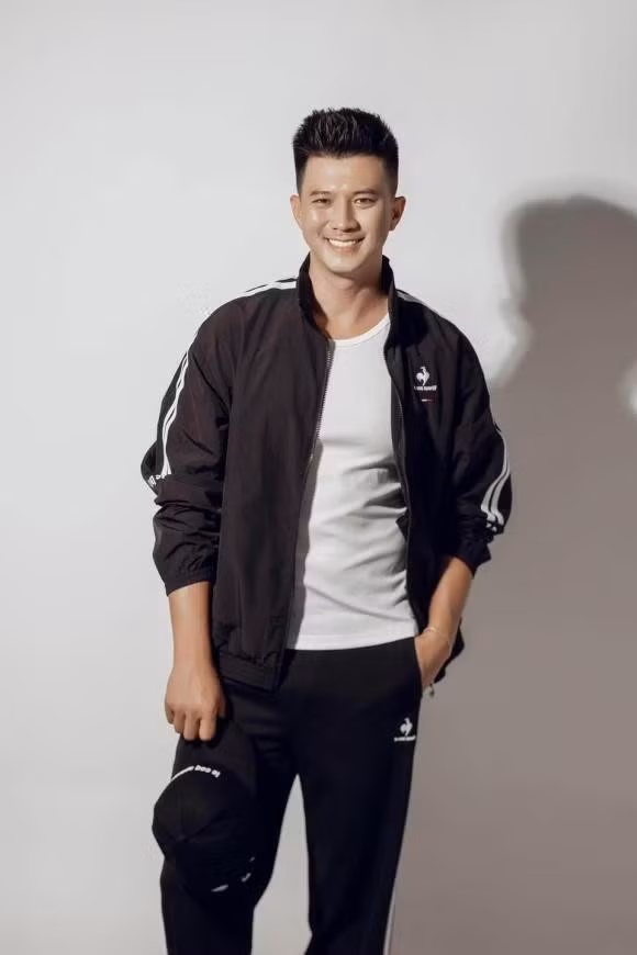 Hà Việt Dũng đang là cái tên được nhắc đến nhiều trên mạng xã hội nhờ vai Viễn – “tổng tài độc thân kim cương” trong bộ phim truyền hình Cách em 1 milimet.