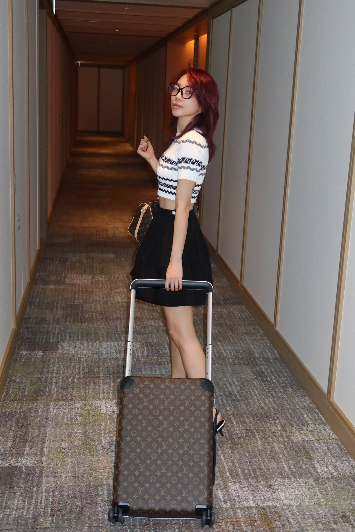 Từ váy ngắn khoe đôi chân nuột nà, áo cut-out khoe eo thon, cho đến những set đồ mang họa tiết trendy được Tóc Tiên chăm trưng diện.