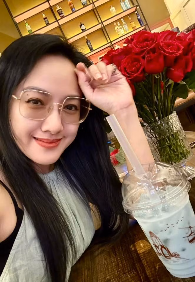 Nhiều khán giả không ngần ngại dành lời khen cho cô với nhận xét “trẻ hơn tuổi thật”, thậm chí ví von rằng cô đang “lão hóa ngược”.