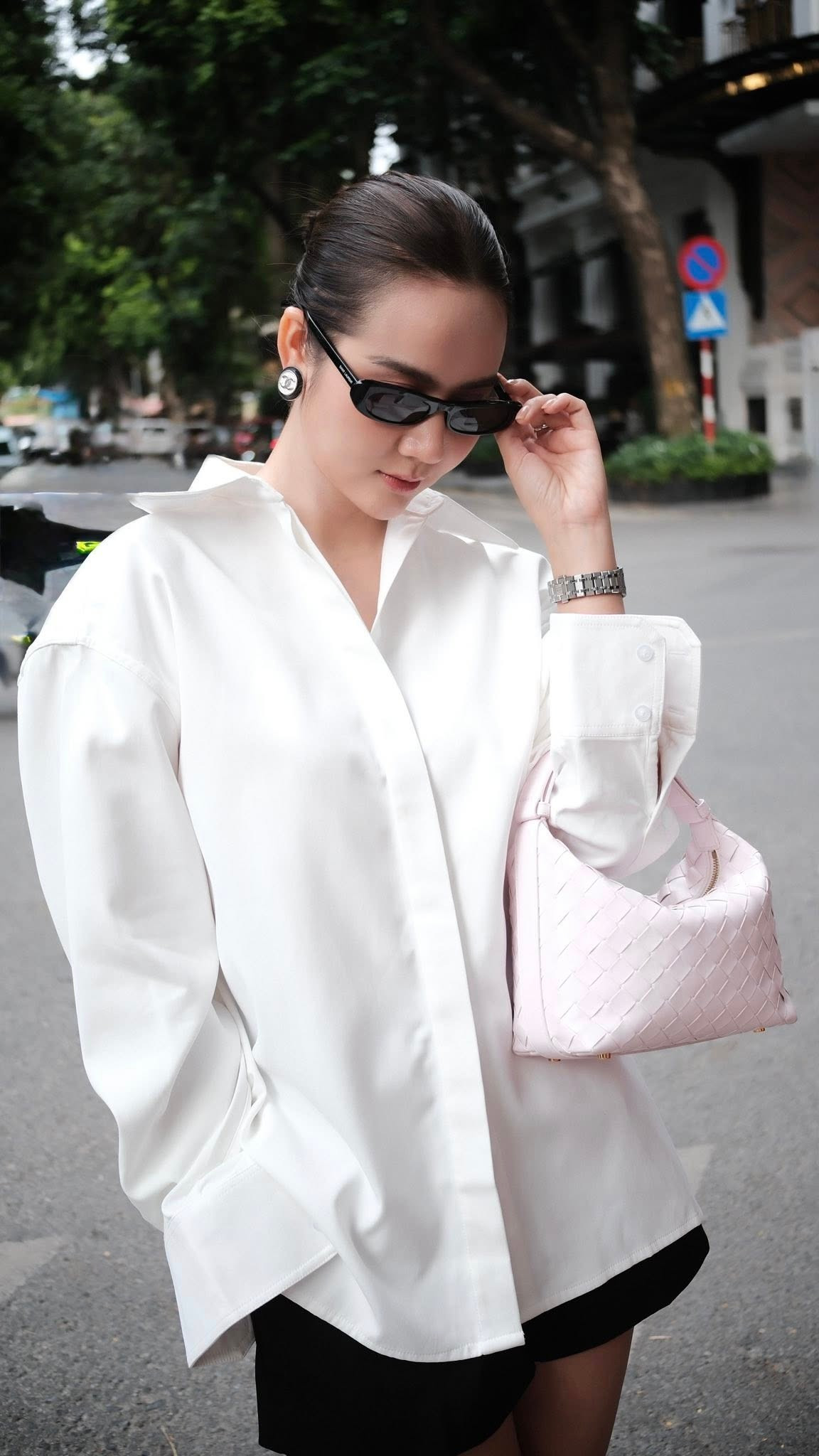 Diễn viên Huyền Lizzie xuống phố tận hưởng không khí mùa thu Hà Nội. Ảnh: FB Phan Minh Huyền