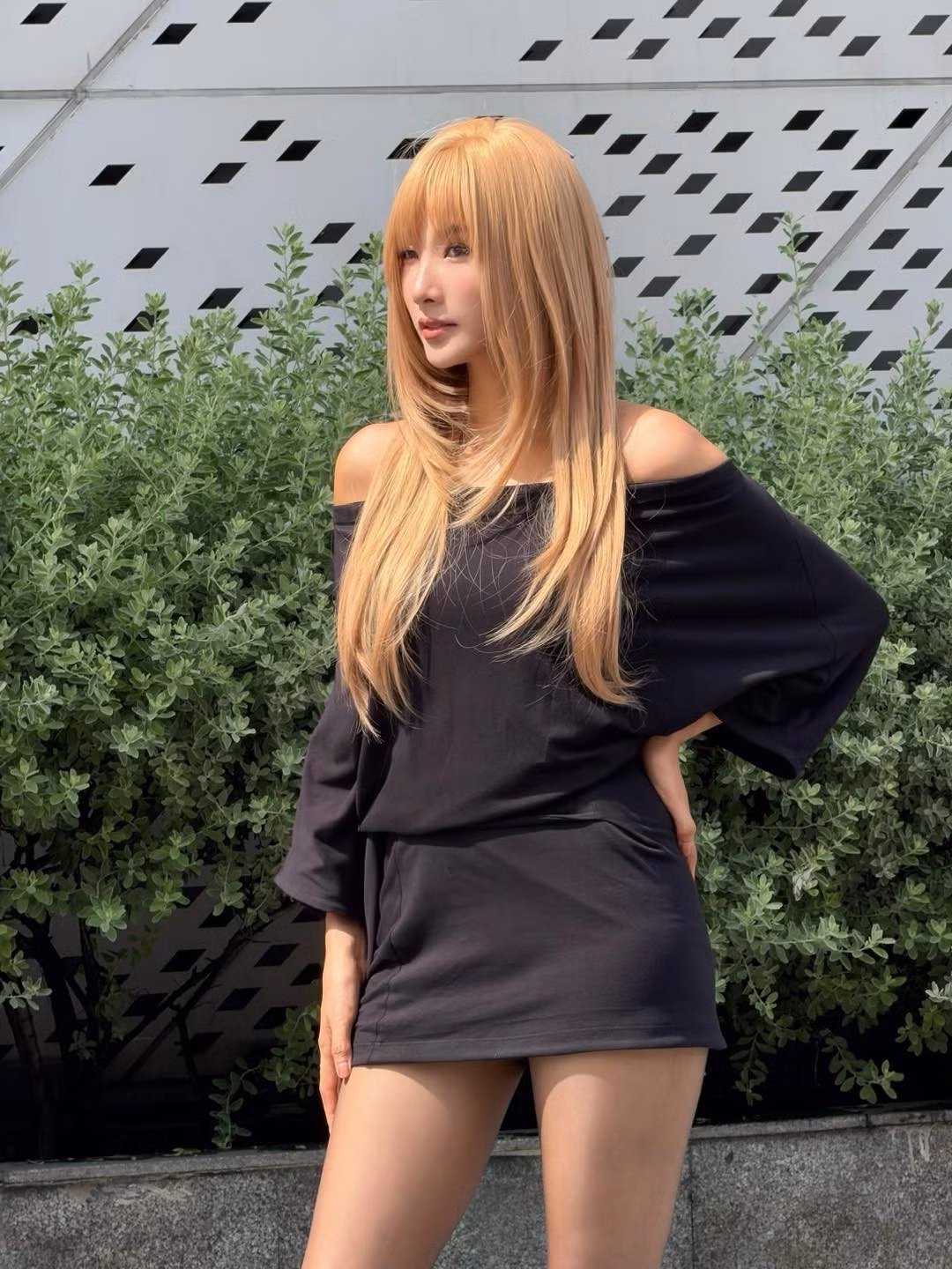 Siêu mẫu Hoàng Thùy khoe mái tóc mới màu nổi bật. Ảnh: FB Hoang Thuy