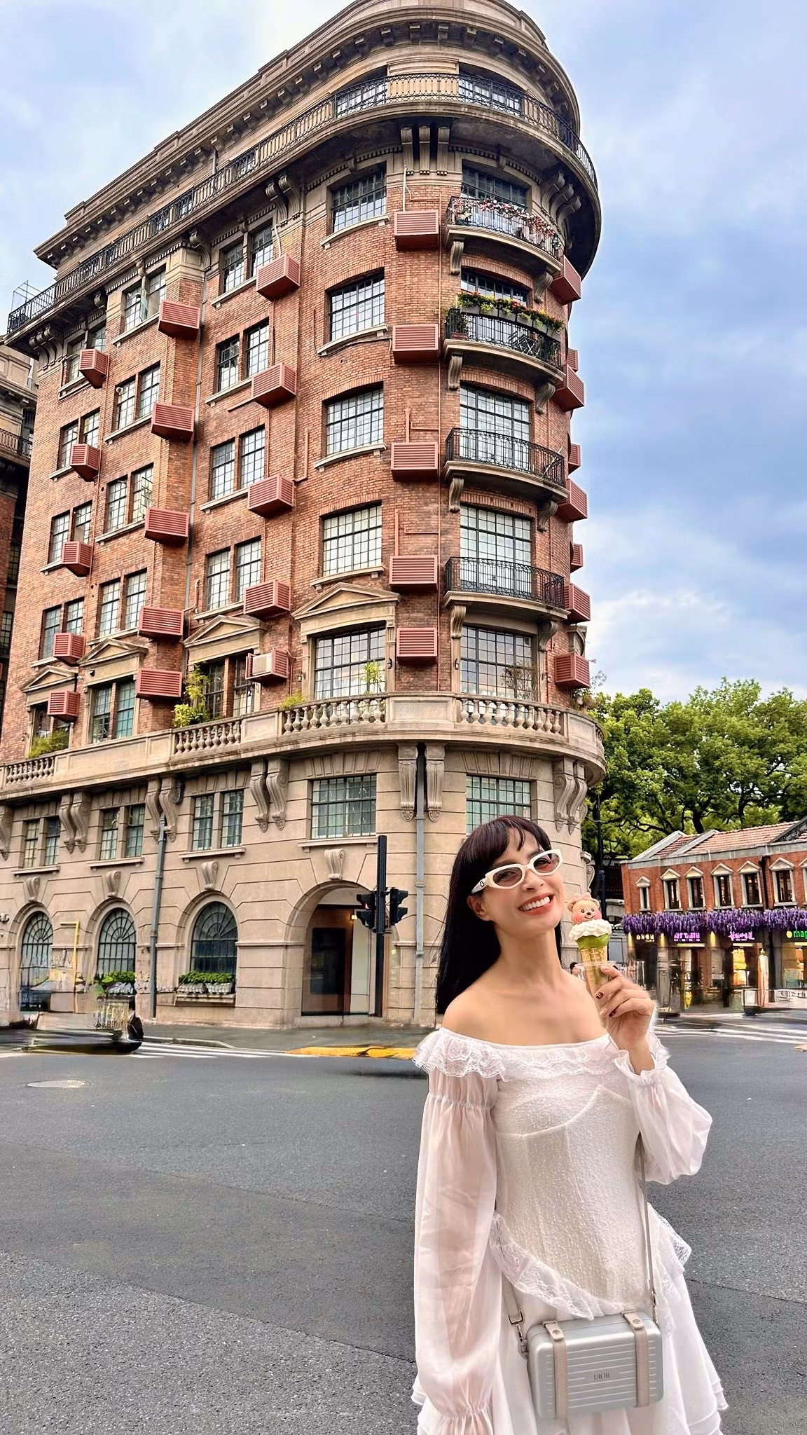 Cựu người mẫu Thúy Hạnh được khen trẻ trung trên đường phố Thượng Hải, Trung Quốc. Ảnh: FB Bui Thuy Hanh