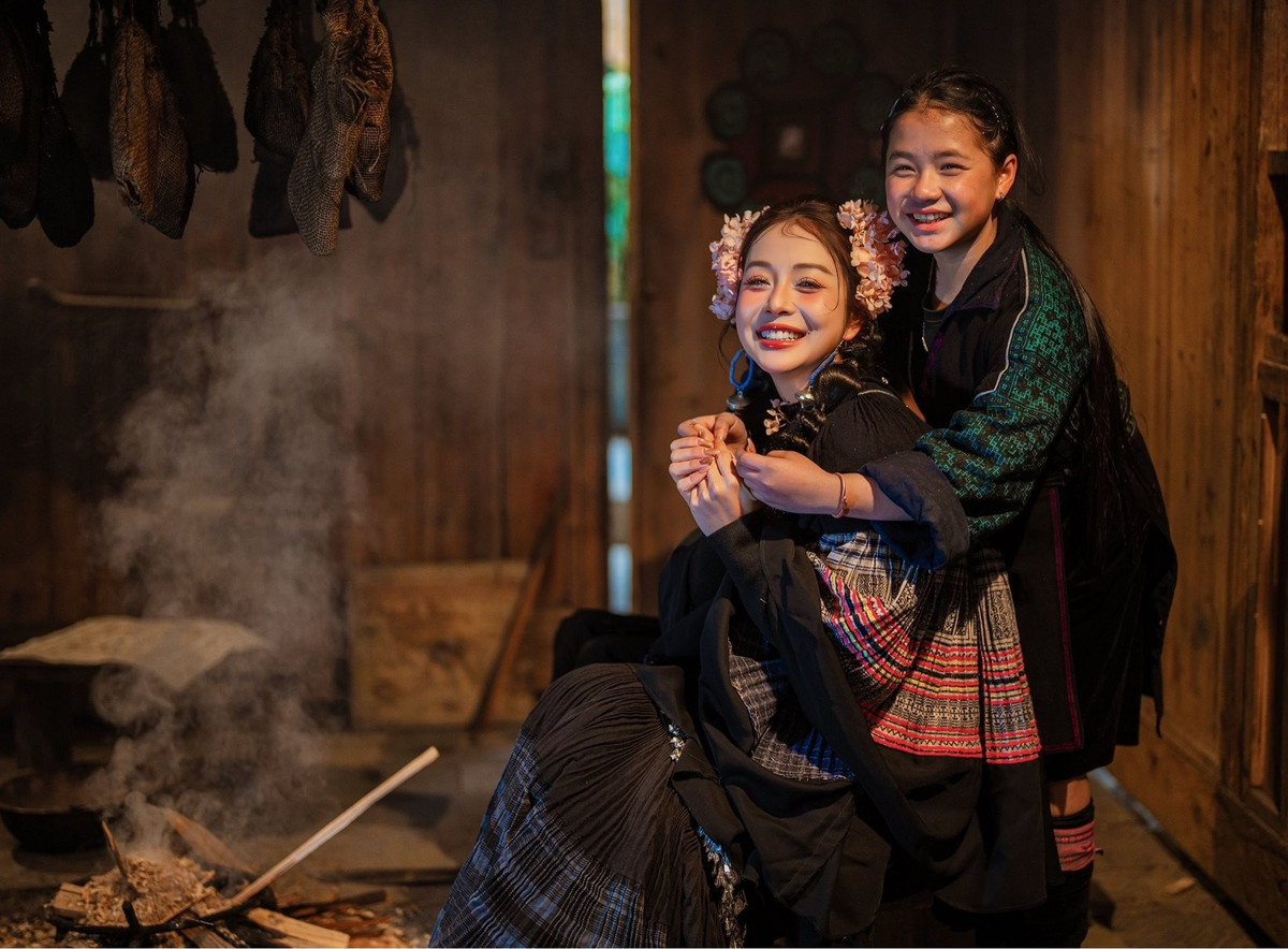 Địa điểm được cô lựa chọn là bản Cát Cát – một trong những điểm du lịch nổi tiếng, mang đậm bản sắc văn hóa Tây Bắc.