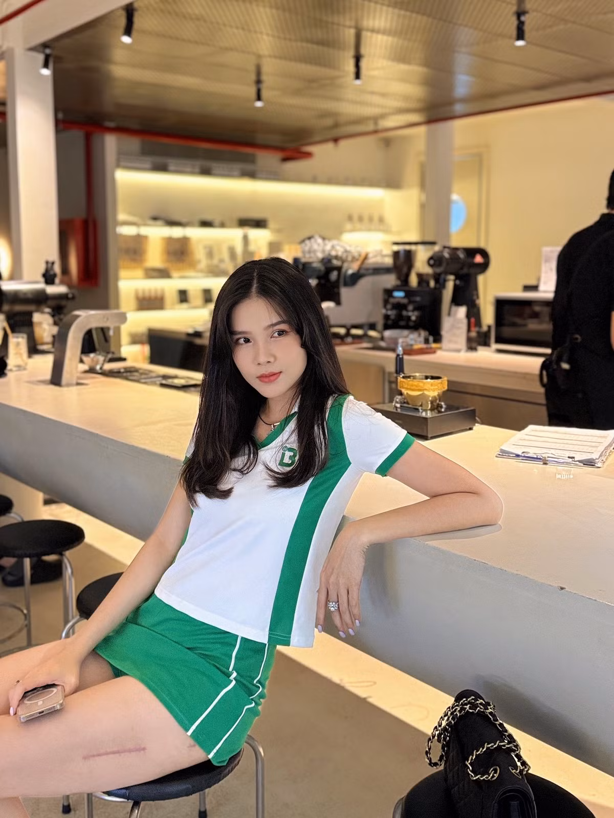 Kỳ Hân từng là gương mặt nổi bật trên sàn catwalk, xuất hiện dày đặc trong các sự kiện thời trang và là người mẫu được săn đón. Tuy nhiên, mọi thứ thay đổi kể từ khi cô công khai hẹn hò với tiền vệ Mạc Hồng Quân.