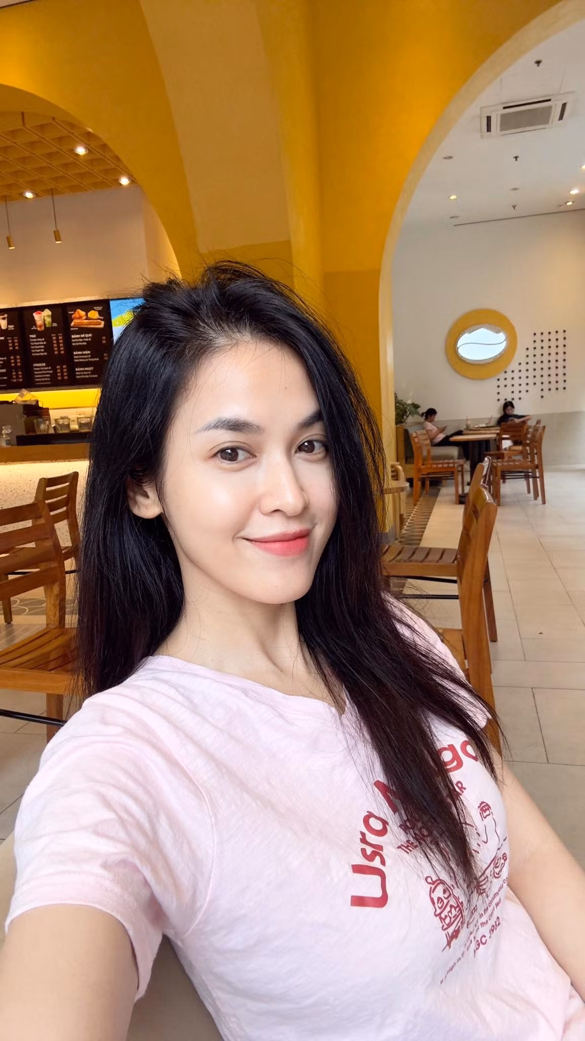 Tên tuổi của Tú Vi được biết đến nhiều khi tham gia Cổng Mặt Trời - phim truyền hình gắn liền với nhiều khán giả thế hệ 8X, 9X.