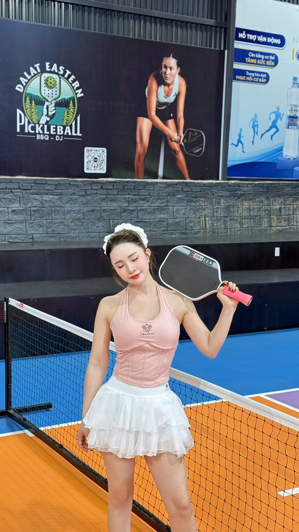 Trong đời thường, nữ diễn viên lại chuộng các outfit năng động, trẻ trung giúp "hack tuổi" hiệu quả.