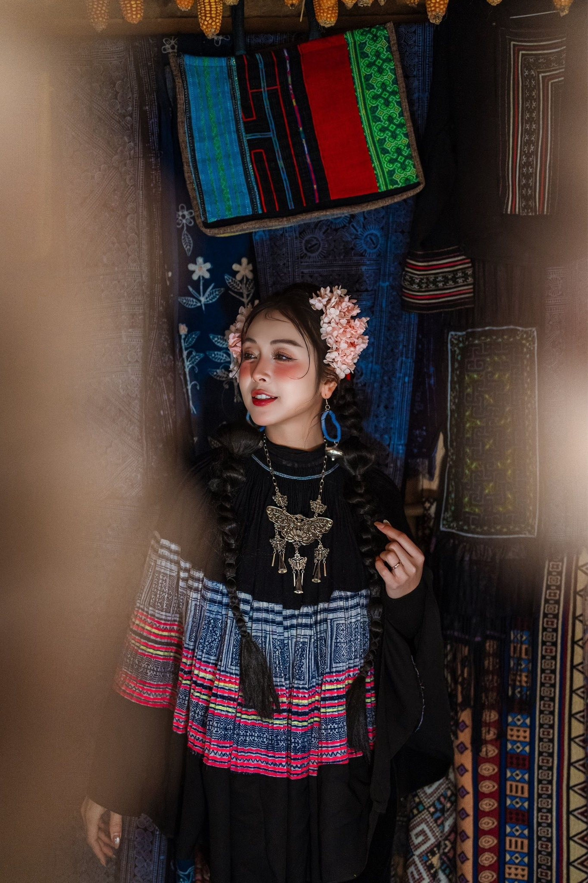 Nhiều khán giả nhận xét kiểu makeup này giúp cô “hack tuổi” rõ rệt, mang đến vẻ trẻ trung và dễ thương dù đã là mẹ của bốn con.