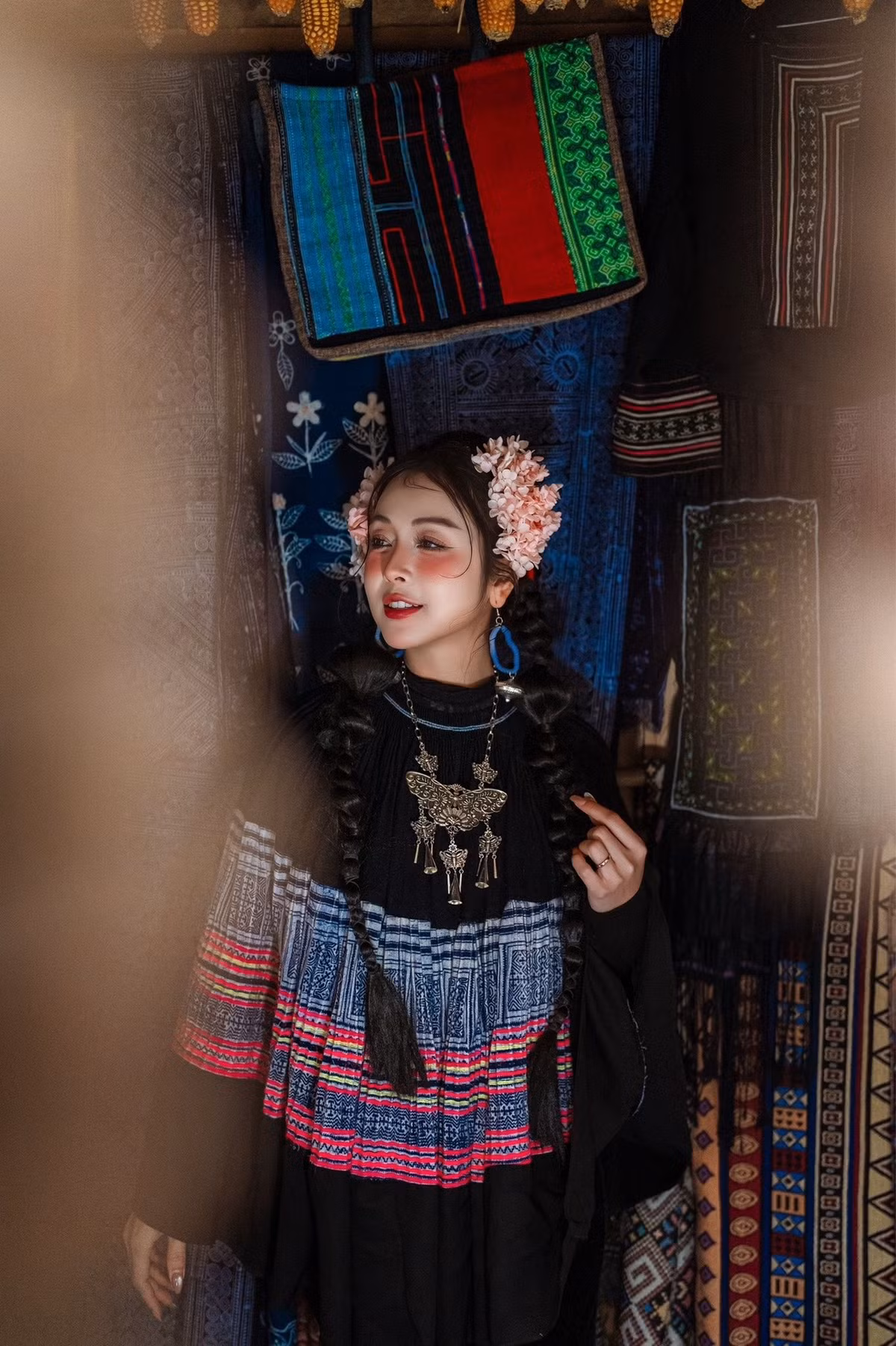 Nhiều khán giả nhận xét kiểu makeup này giúp cô “hack tuổi” rõ rệt, mang đến vẻ trẻ trung và dễ thương dù đã là mẹ của bốn con.