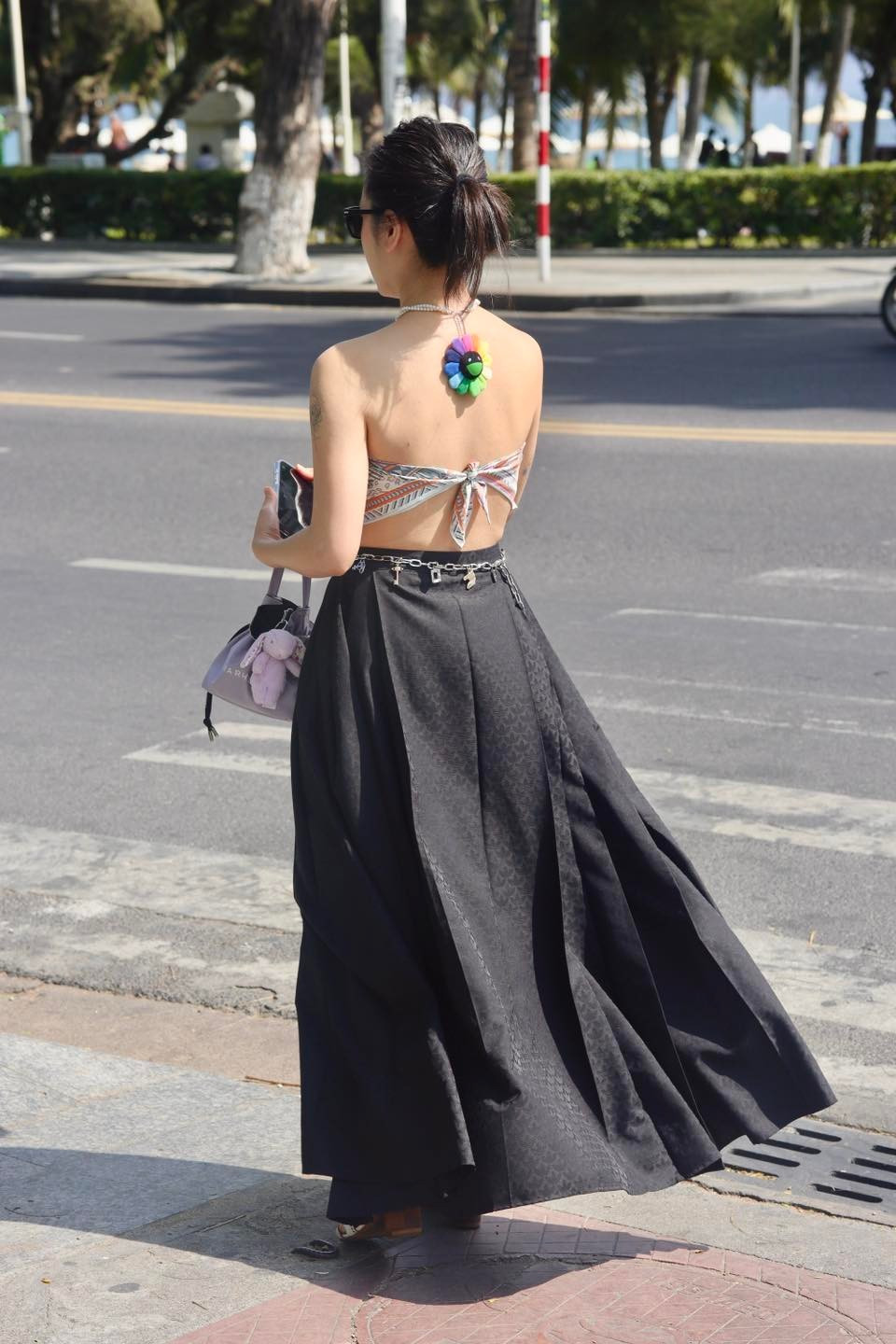 Tuy không chạy theo sự ồn ào của showbiz, Phương Linh vẫn duy trì tên tuổi bằng phong cách âm nhạc riêng biệt: lãng mạn, nhẹ nhàng, giàu cảm xúc. Những năm gần đây, cô ít xuất hiện trên các sân khấu lớn mà tập trung vào phòng trà, sự kiện riêng và vẫn giữ được lượng khán giả trung thành. Ảnh: FB Tran Phuong Linh