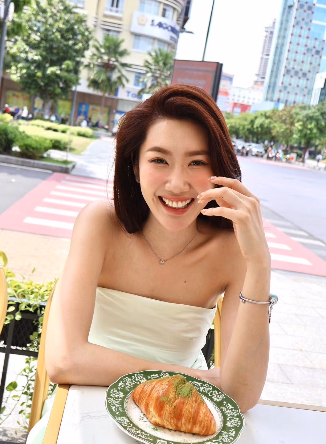 Cô ghi dấu ấn với các vai diễn trong "Gạo nếp gạo tẻ", "Cây táo nở hoa", đồng thời gây ấn tượng với vẻ ngoài ngày càng xinh đẹp, kiêu sa. Ảnh: FB Lê Huỳnh Thuý Ngân