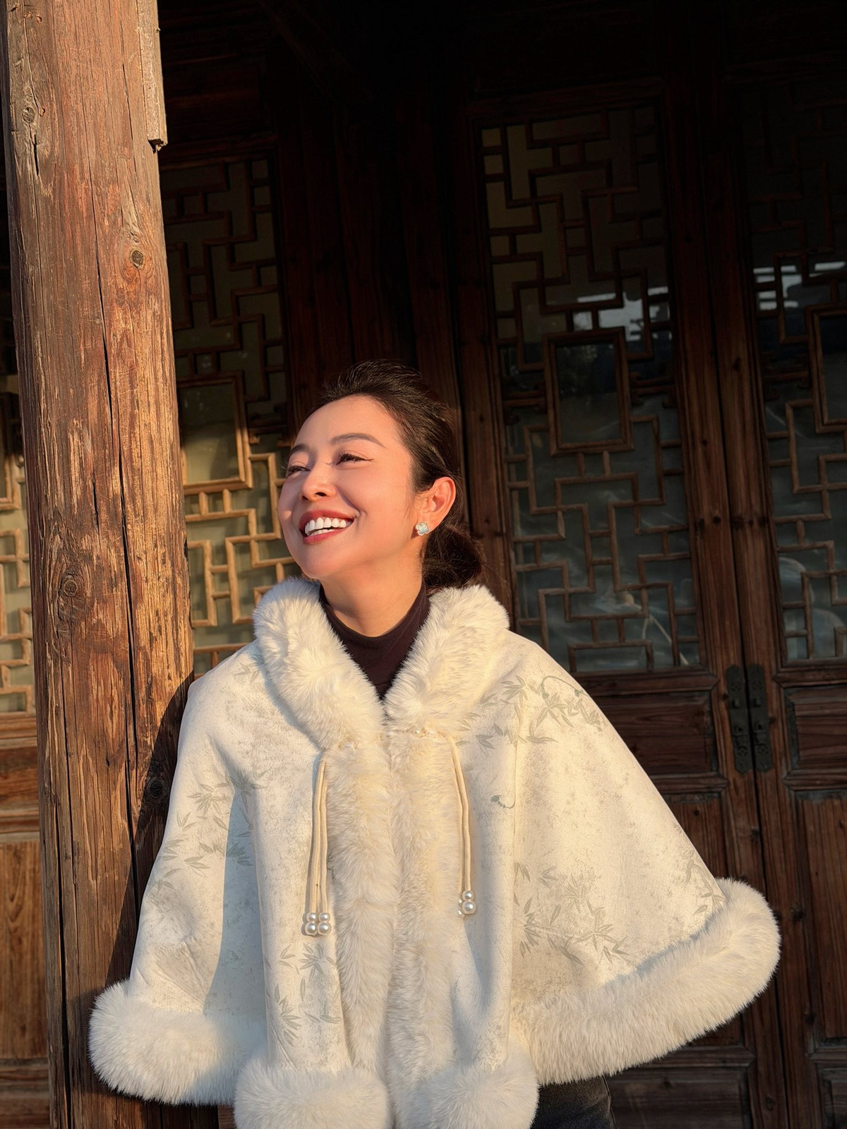 Jennifer cho biết trong những ngày cuối của chuyến du lịch dài, hai vợ chồng quyết định dành thời gian riêng tư để tận hưởng trọn vẹn vẻ đẹp của Thượng Hải và Ô Trấn – thị trấn cổ nổi tiếng với những dòng kênh thơ mộng, đèn lồng và kiến trúc cổ kính.