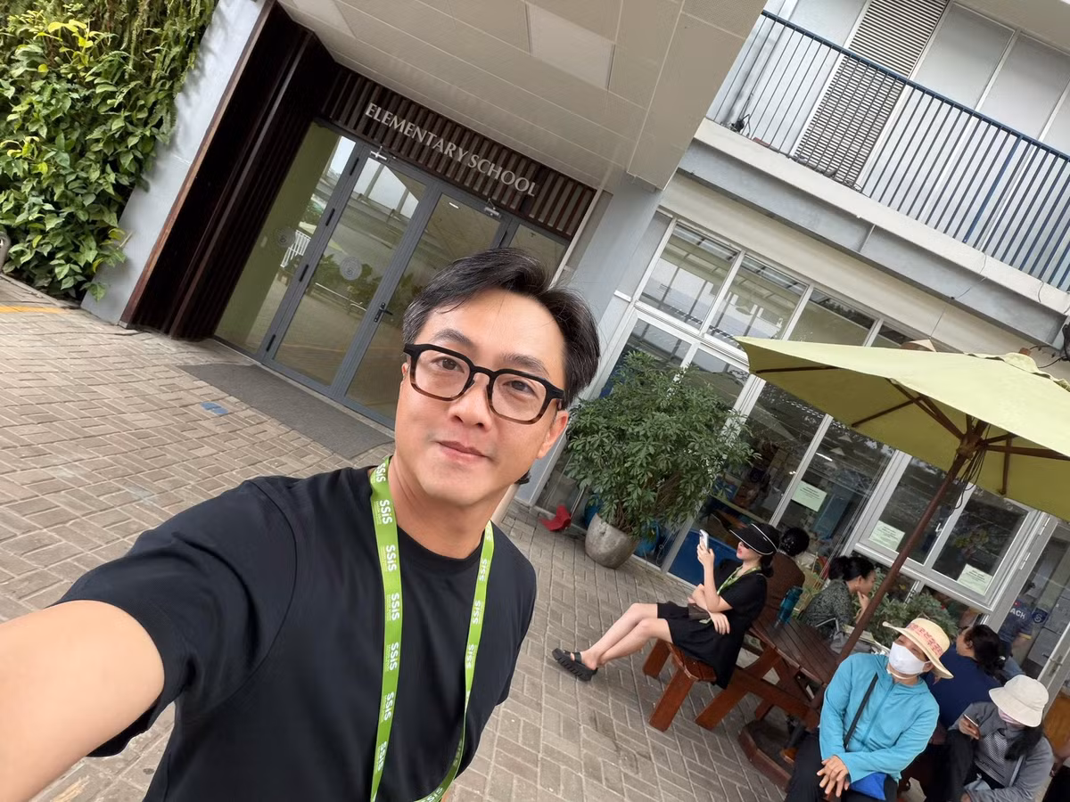 Trong những hình ảnh được chia sẻ, Cường Đô La không chỉ tự tay đón con đi học, chăm sóc các nhóc tỳ mà còn “chơi hết mình” cùng con tại nhà.