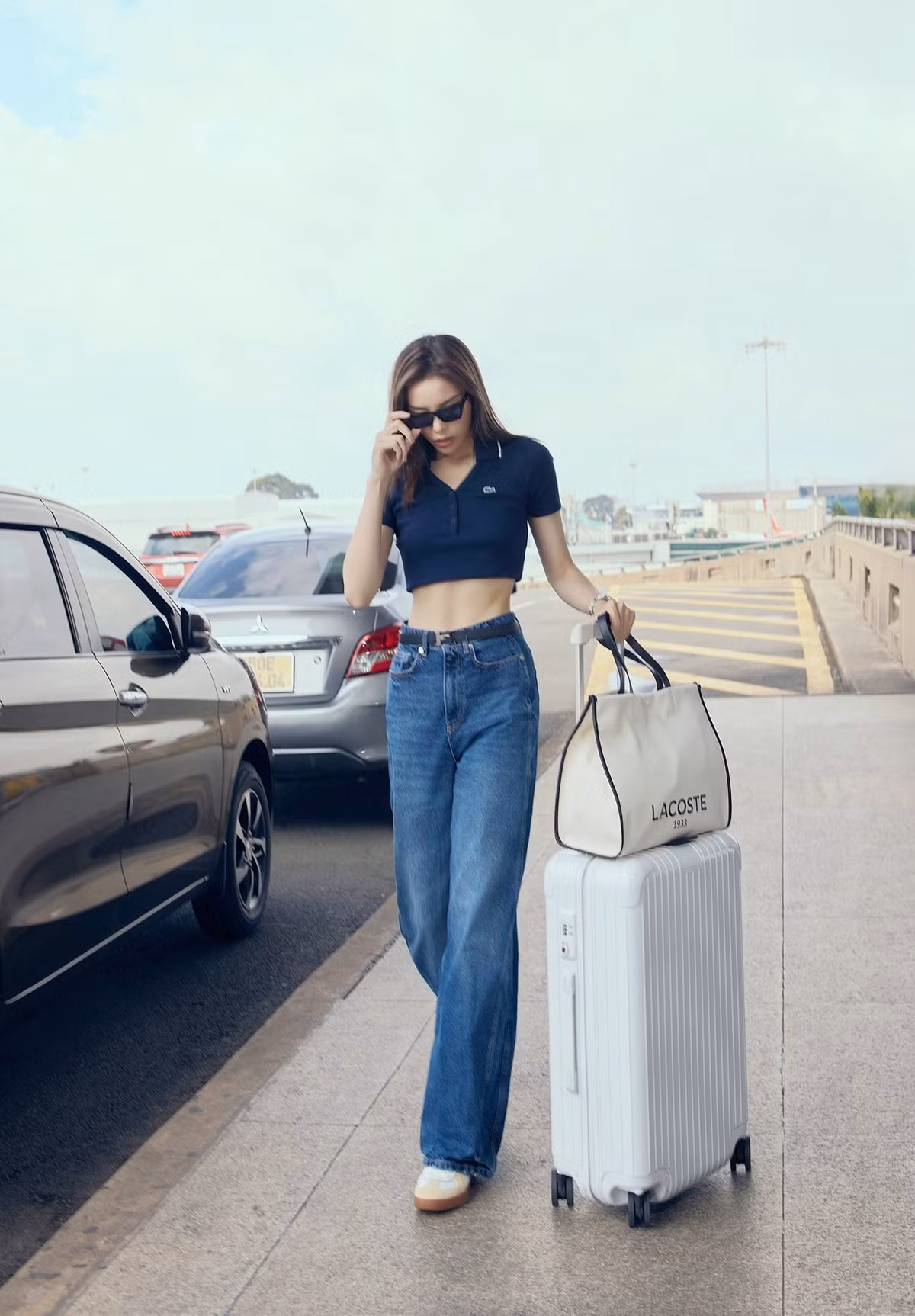 Kỳ Duyên mặc croptop hở eo chụp ảnh ở sân bay sang Indonesia. Ảnh: FB Nguyen Cao Ky Duyen