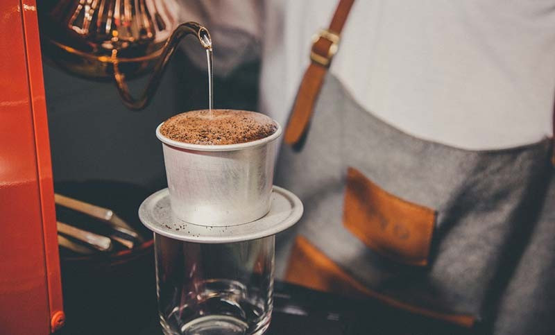 Caffeine có trong Cold Brew còn có khả năng giúp kiểm soát cảm giác đói tạm thời, từ đó hỗ trợ giảm khẩu phần ăn trong ngày.