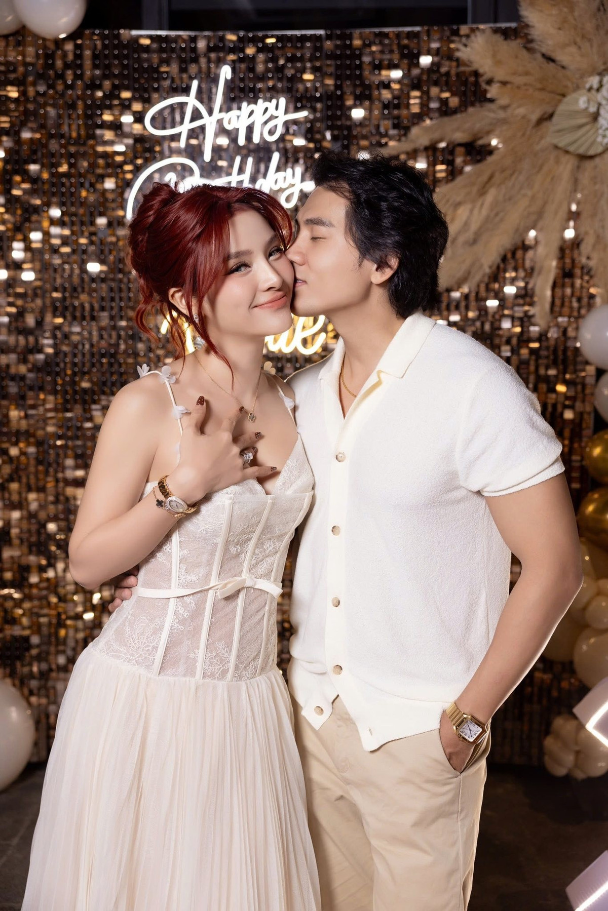 Sự xuất hiện của cả gia đình "đủ nếp đủ tẻ" trong bữa tiệc đã khiến người hâm mộ vô cùng ngưỡng mộ.