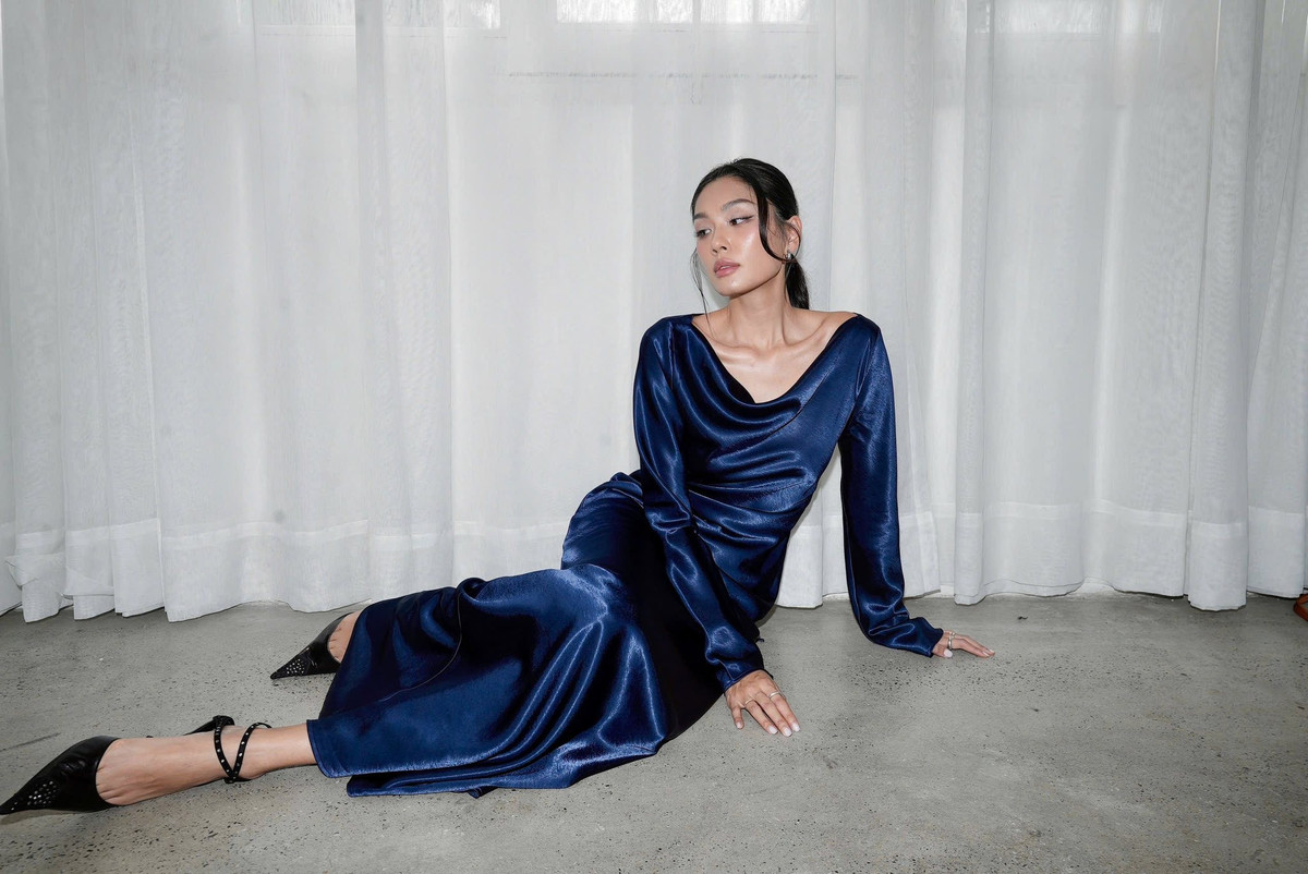 Á hậu Thảo Nhi Lê khoe xương quai xanh quyến rũ khi diện đầm lụa. Ảnh: FB Thảo Nhi Lê