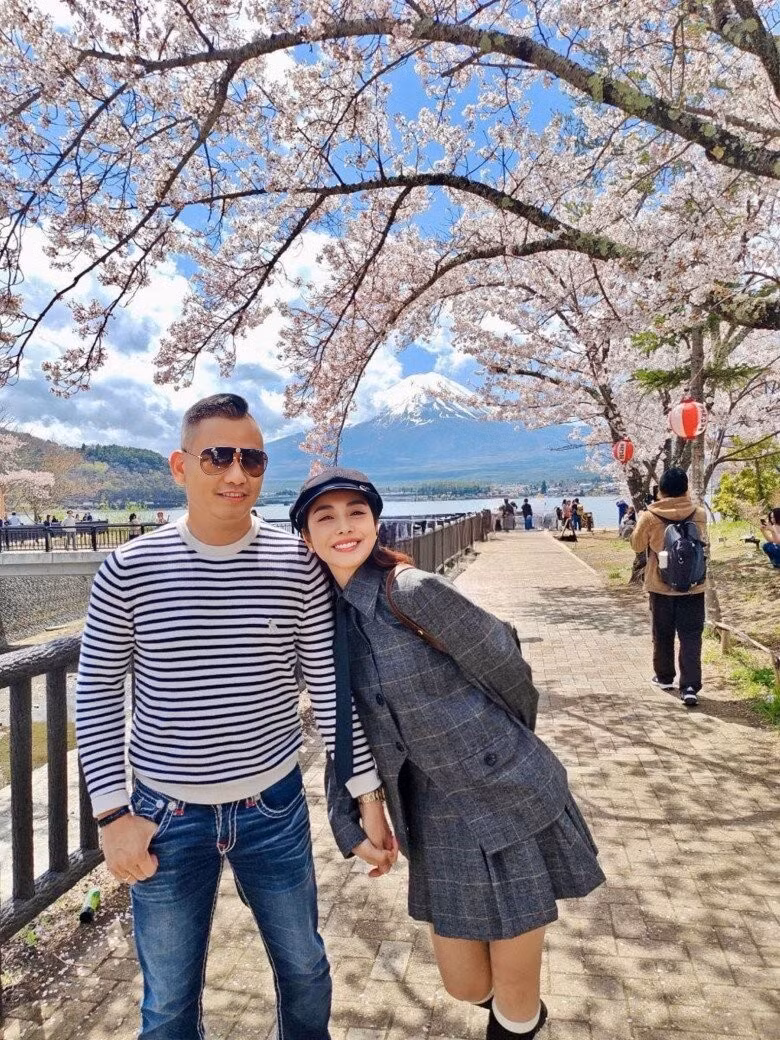 Cả hai không ngần ngại thể hiện tình cảm và thỉnh thoảng còn diện trang phục đôi trong các chuyến đi chơi.