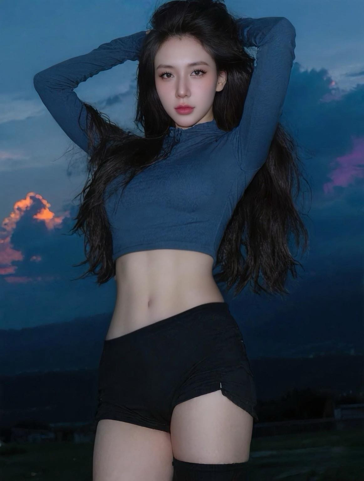 Vòng eo thon gọn, đôi chân nuột nà và thần thái tự tin của bà mẹ hai con khiến cư dân mạng không tiếc lời khen ngợi.