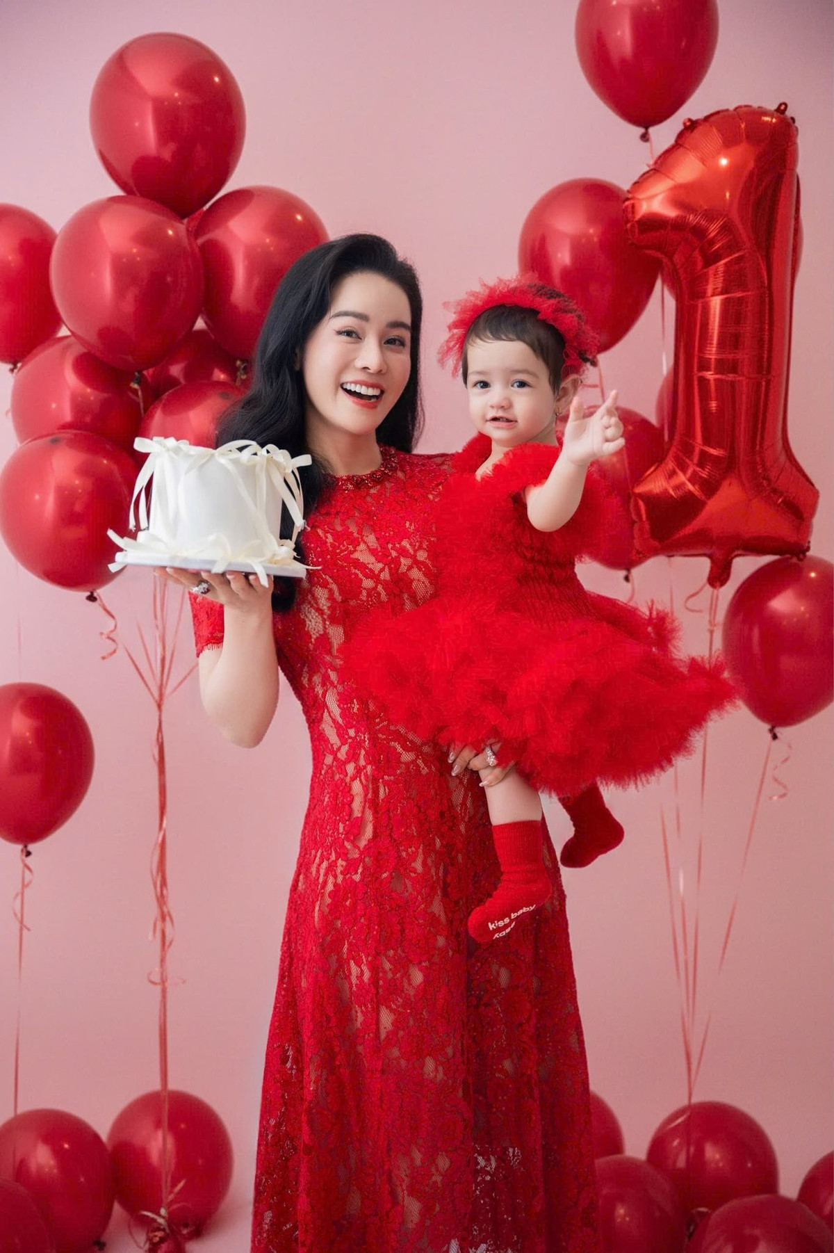 Diễn viên Nhật Kim Anh tổ chức tiệc thôi nôi hoành tráng cho con gái. Ảnh: FB Nhật Kim Anh