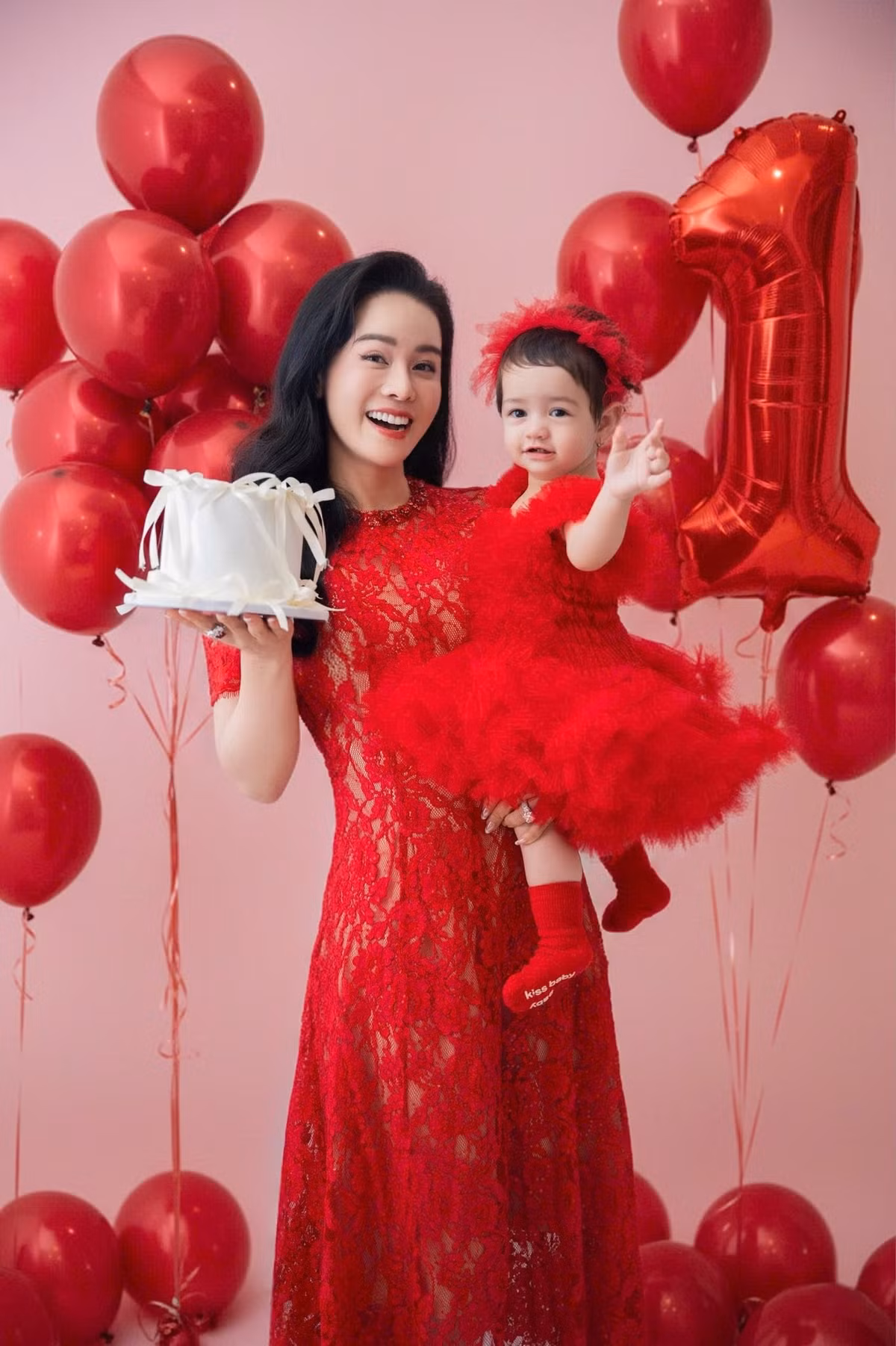 Diễn viên Nhật Kim Anh tổ chức tiệc thôi nôi hoành tráng cho con gái. Ảnh: FB Nhật Kim Anh